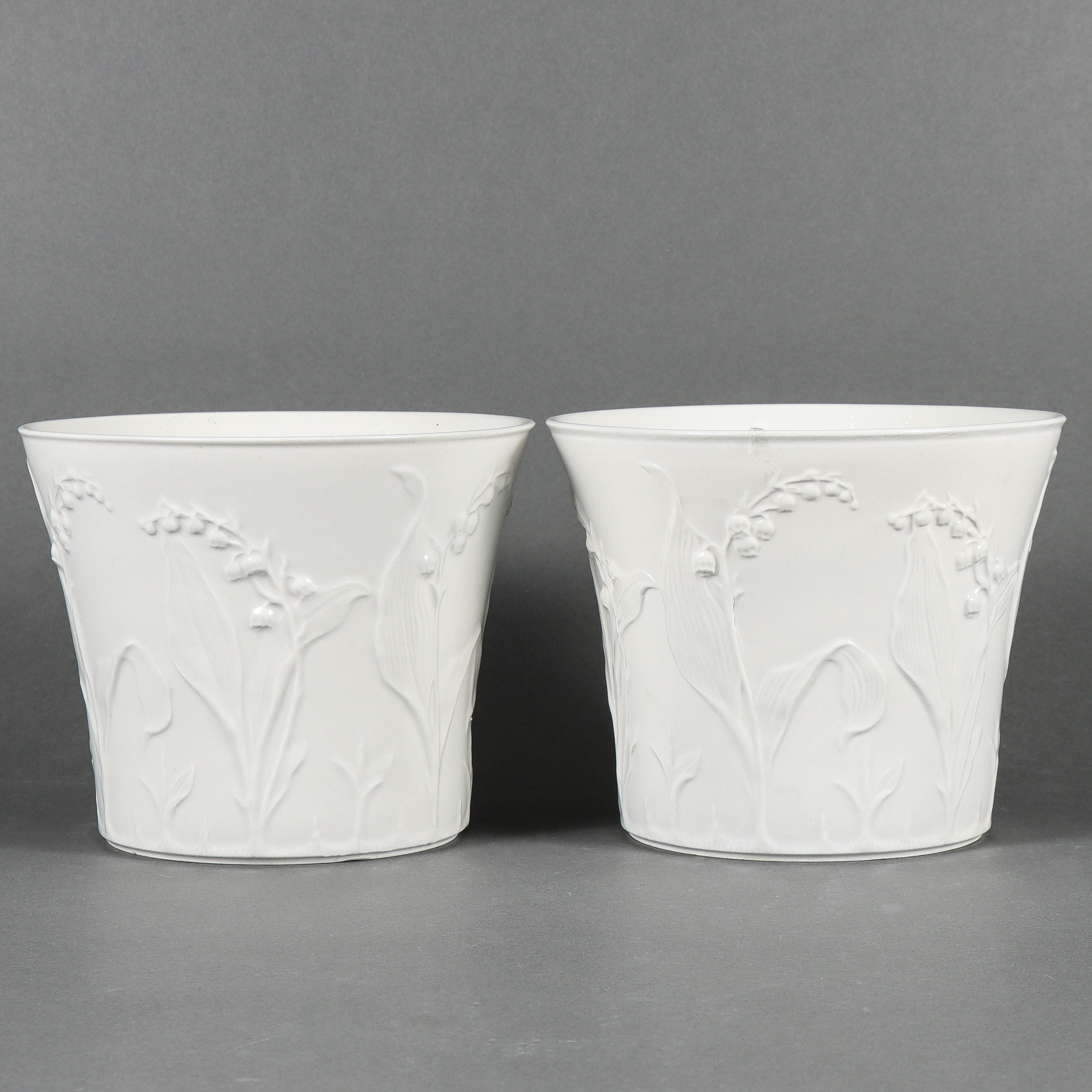 GUNNAR WENNERBERG. Ytterfoder, paret, porslin, Gustavsberg Liljekonvalj.