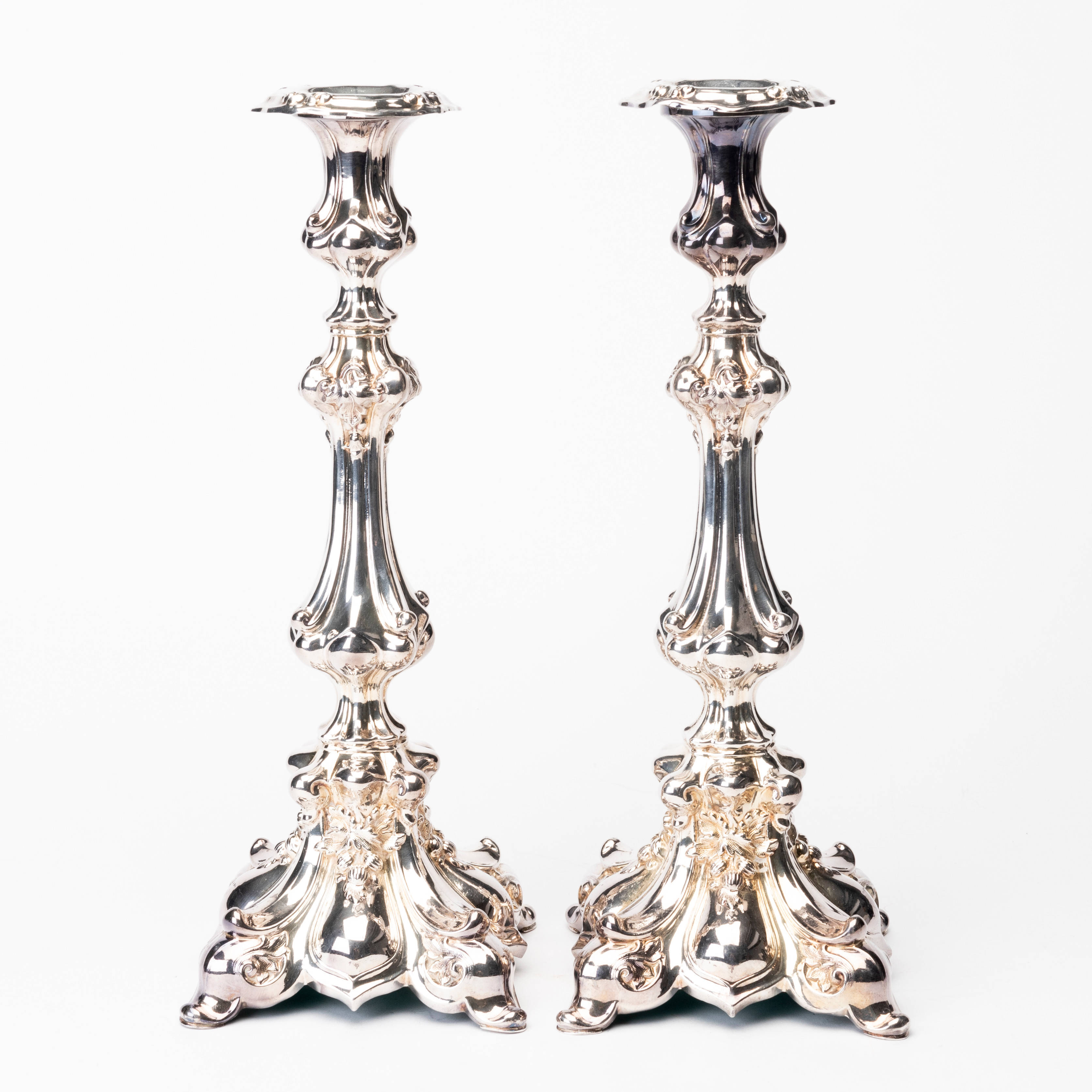 LJUSSTAKAR, ett par, rokokostil, GAB, nysilver, 1900-talets första hälft.