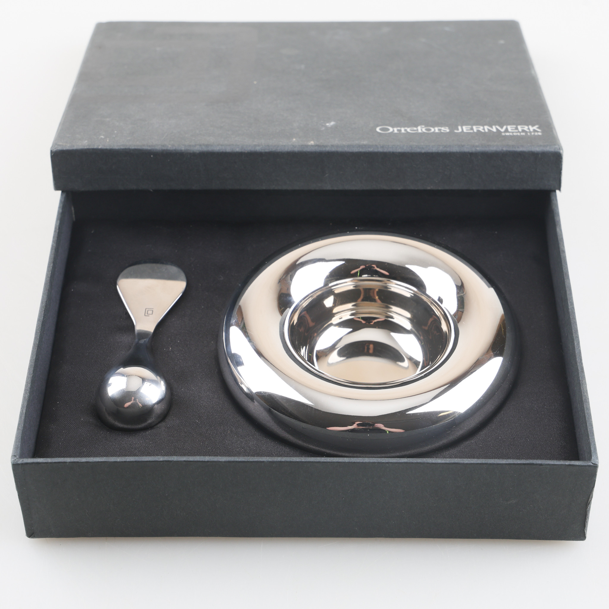 HELENE TIDEMANN. Kaviarskål och sked, Orrefors Jernverk.