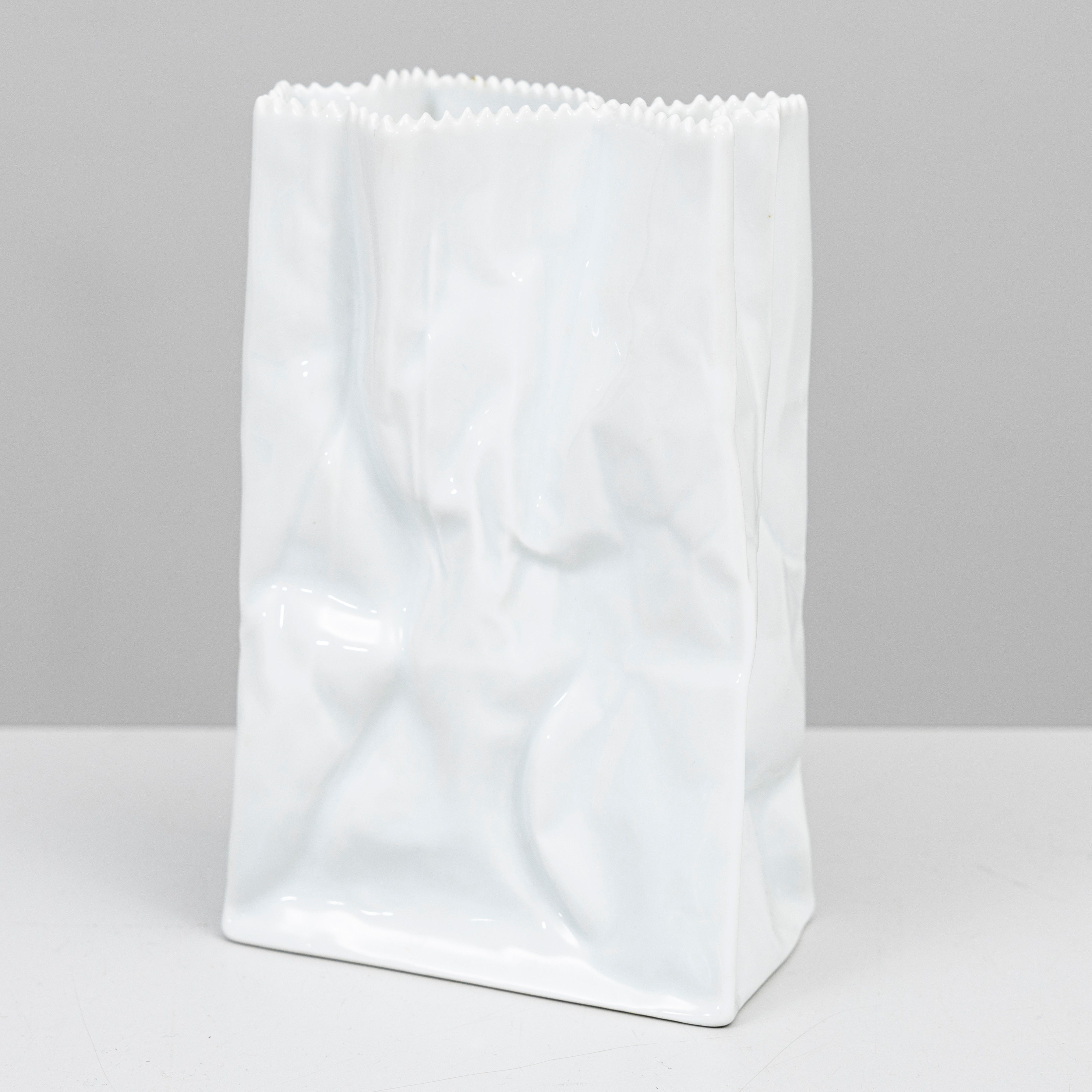 TAPIO WIRKKALA. ”Paper Bag”, vas/skulptur, Rosenthal Studio-Line, formgiven 1977.
