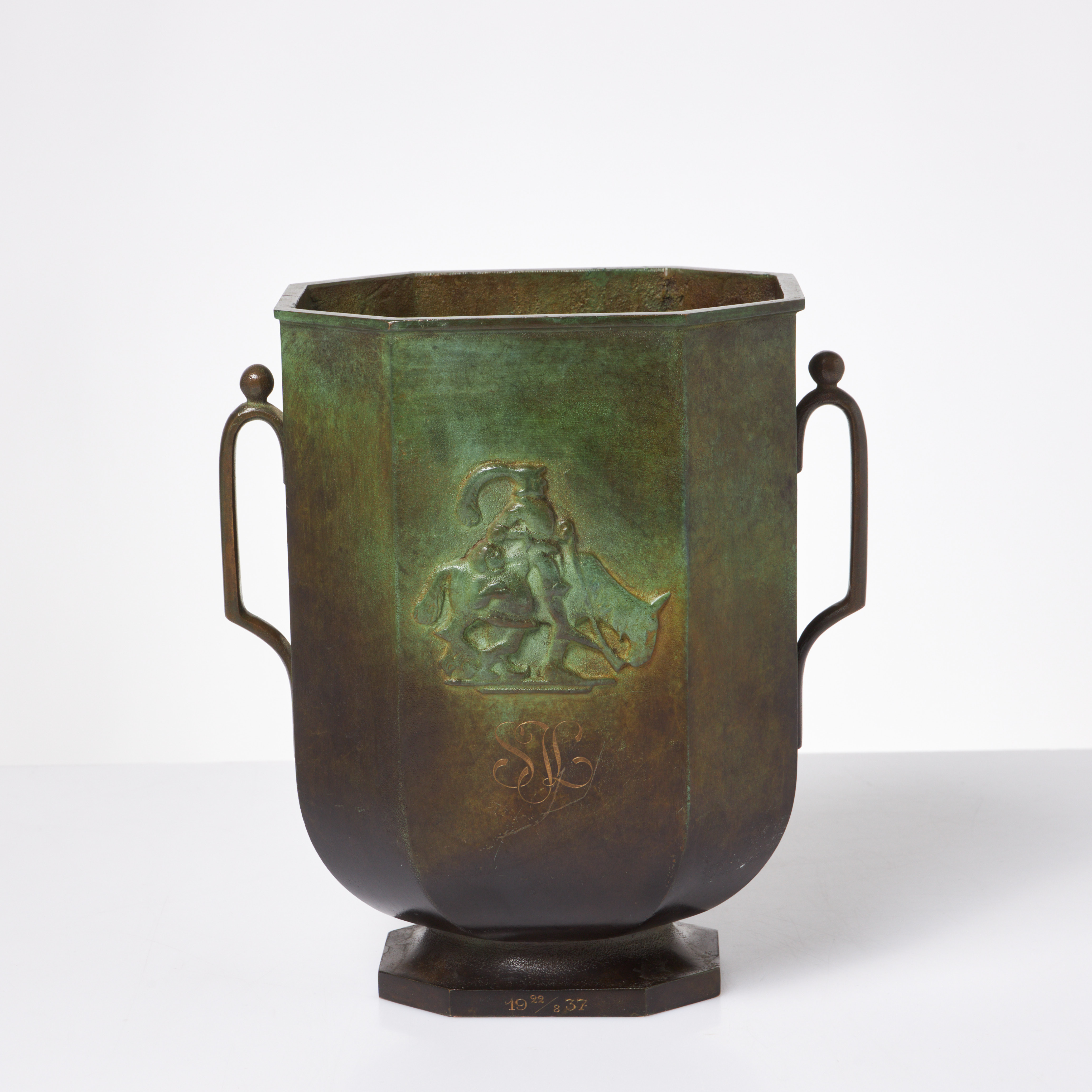 JUST ANDERSEN. Vas/urna, brons, dekor av Don Quijote och Sancho Panza, modell 48, GAB, Stockholm, 1930-tal.