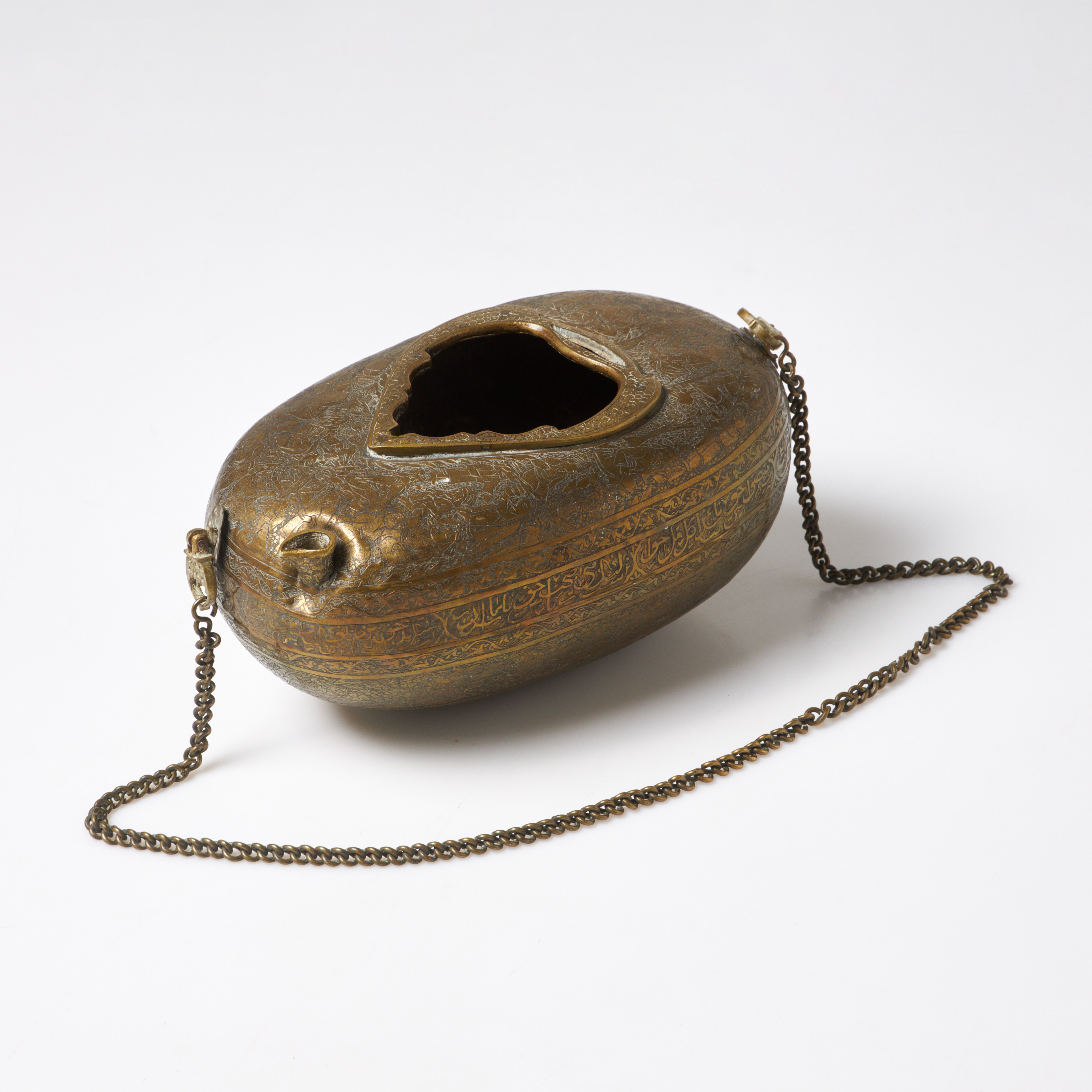 KASHKUL. Indo-persisk kulturområde, förgylld metall.