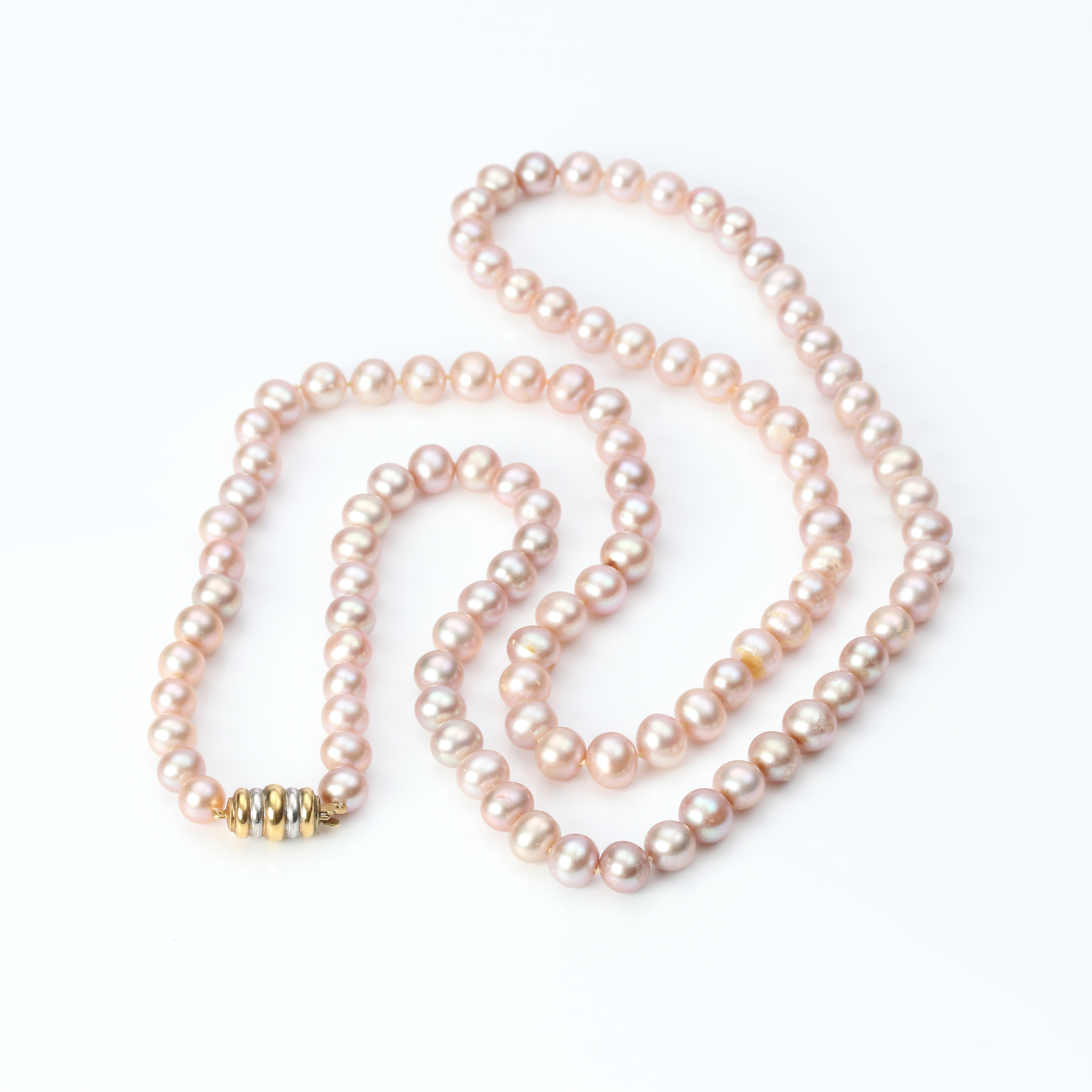 LÅNG PÄRLCOLLIER. Odlade rosa sötvattenpärlor med lås i 18k röd- och vitguld.