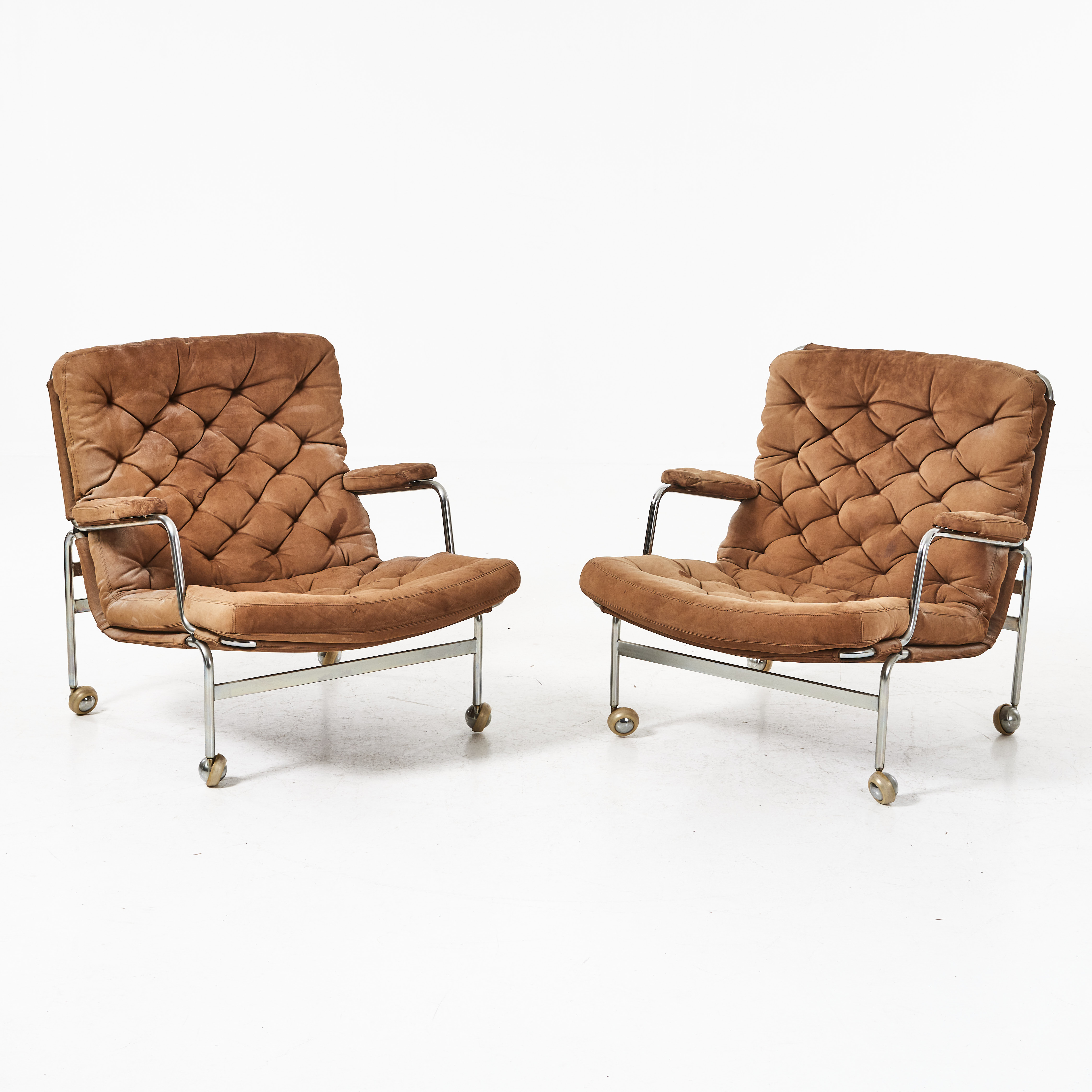 BRUNO MATHSSON. Fåtöljer, 1 par, "Karin" för DUX, stålrör med lösa sitt- och ryggdynor klädda med mocka.