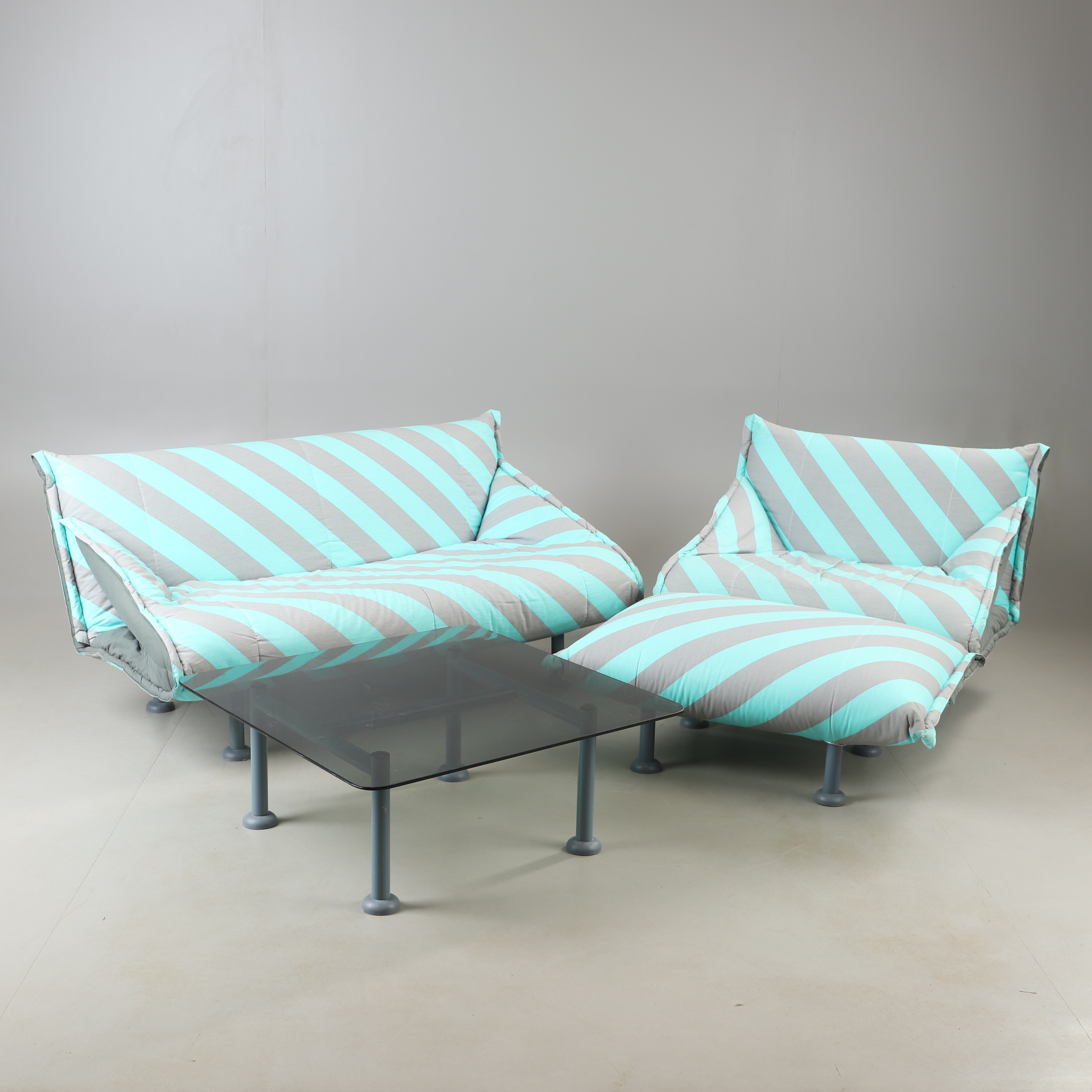 SITTGRUPP, 4 delar, "Al dente", textilklädsel med metallunderede och glasskiva, 1900-talets andra hälft.