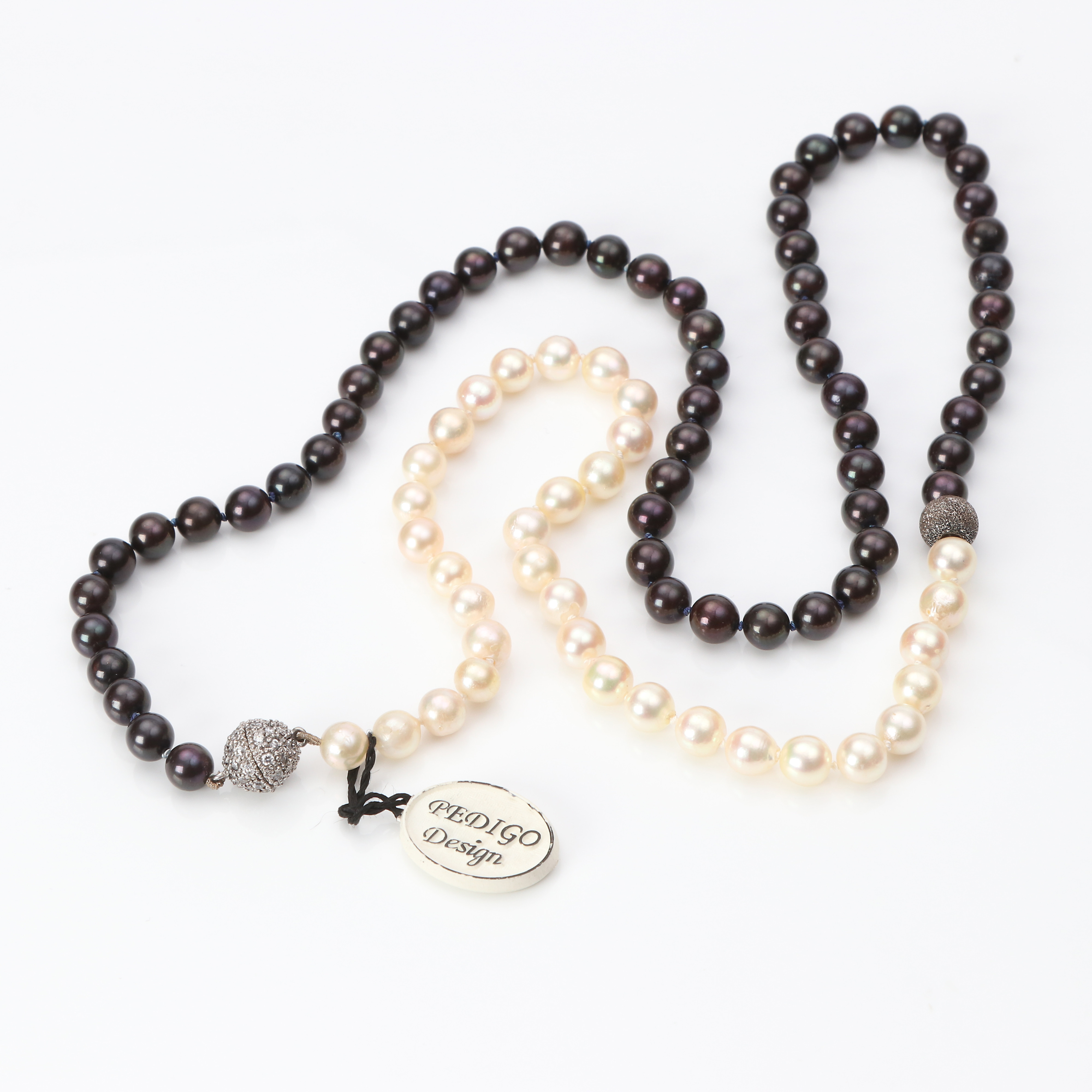 PÄRLCOLLIER. Odlade vita och svarta saltvattenpärlor.