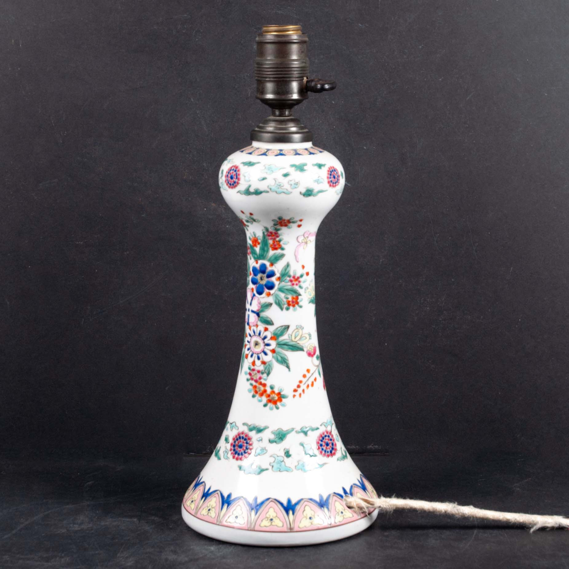 BORDSLAMPA, japanskt porslin i Kutani-stil, polykrom blomsterdekor, Meiji-period / omkring 1900.