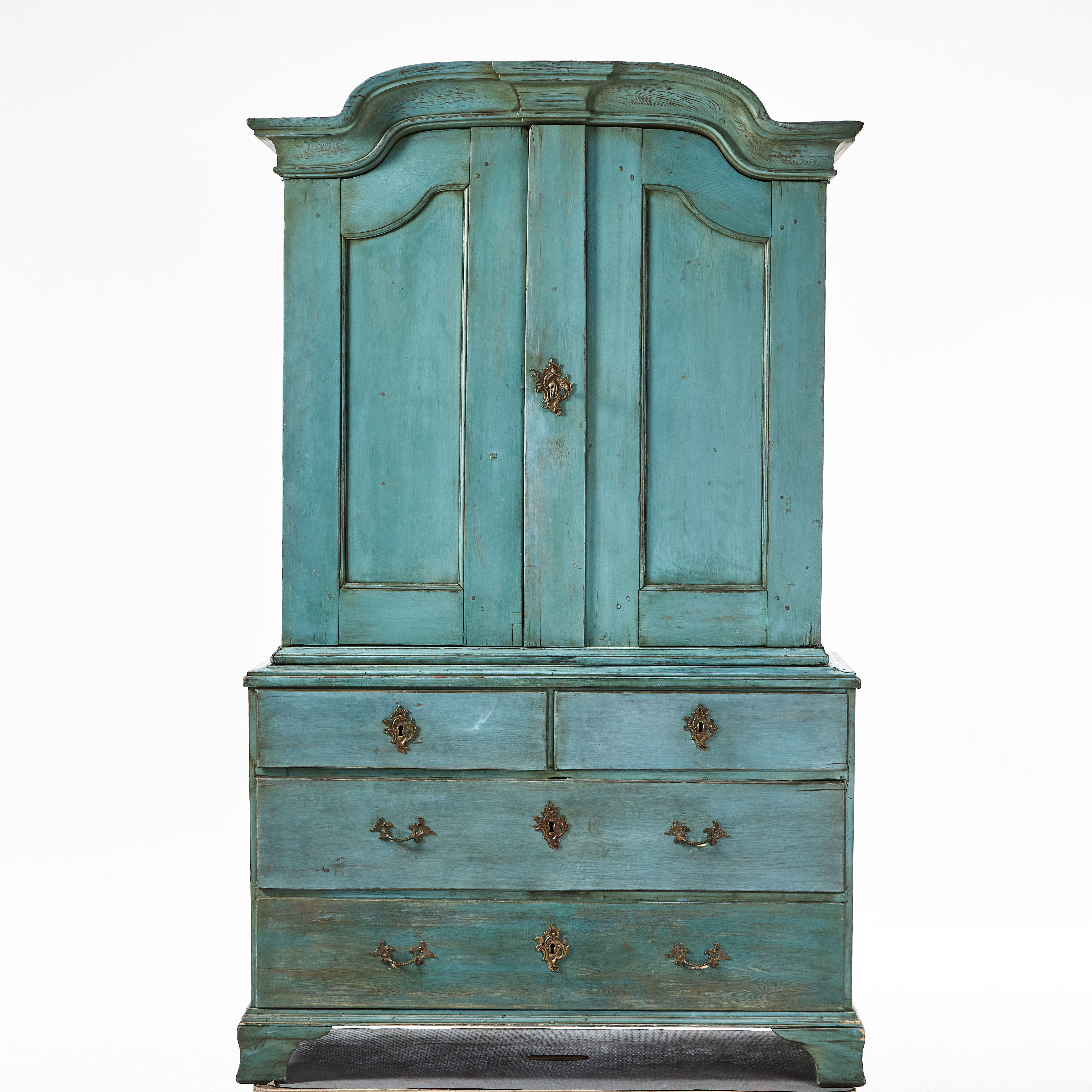 SKÅP, rokoko, 1700-tal, bemålat i blått, beslag i mässing, invändigt med hyllor, nederdel med 4 lådor.