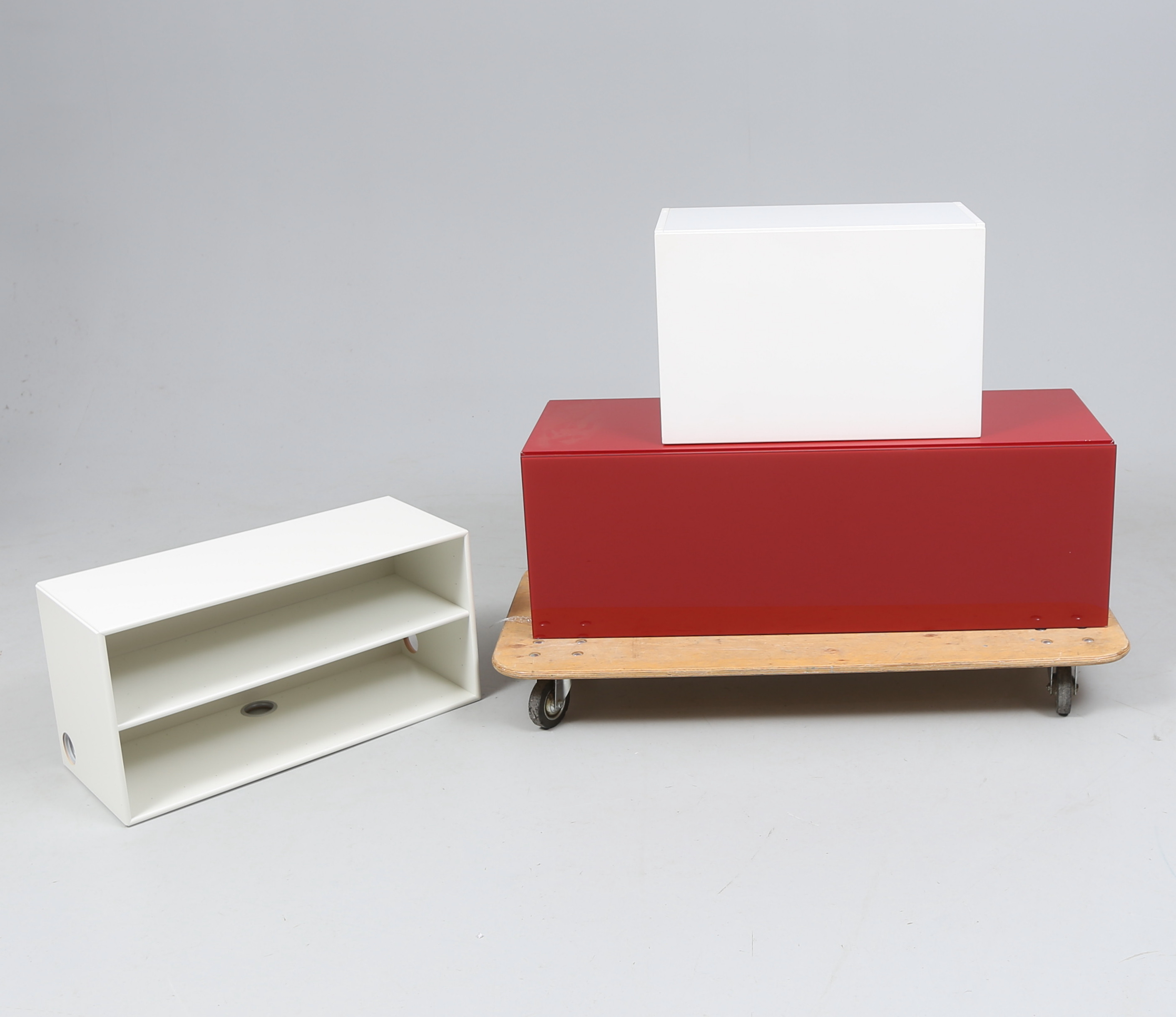 VÄGGSKÅP/HYLLOR, 3 st, bl.a. Montana, Danmark.