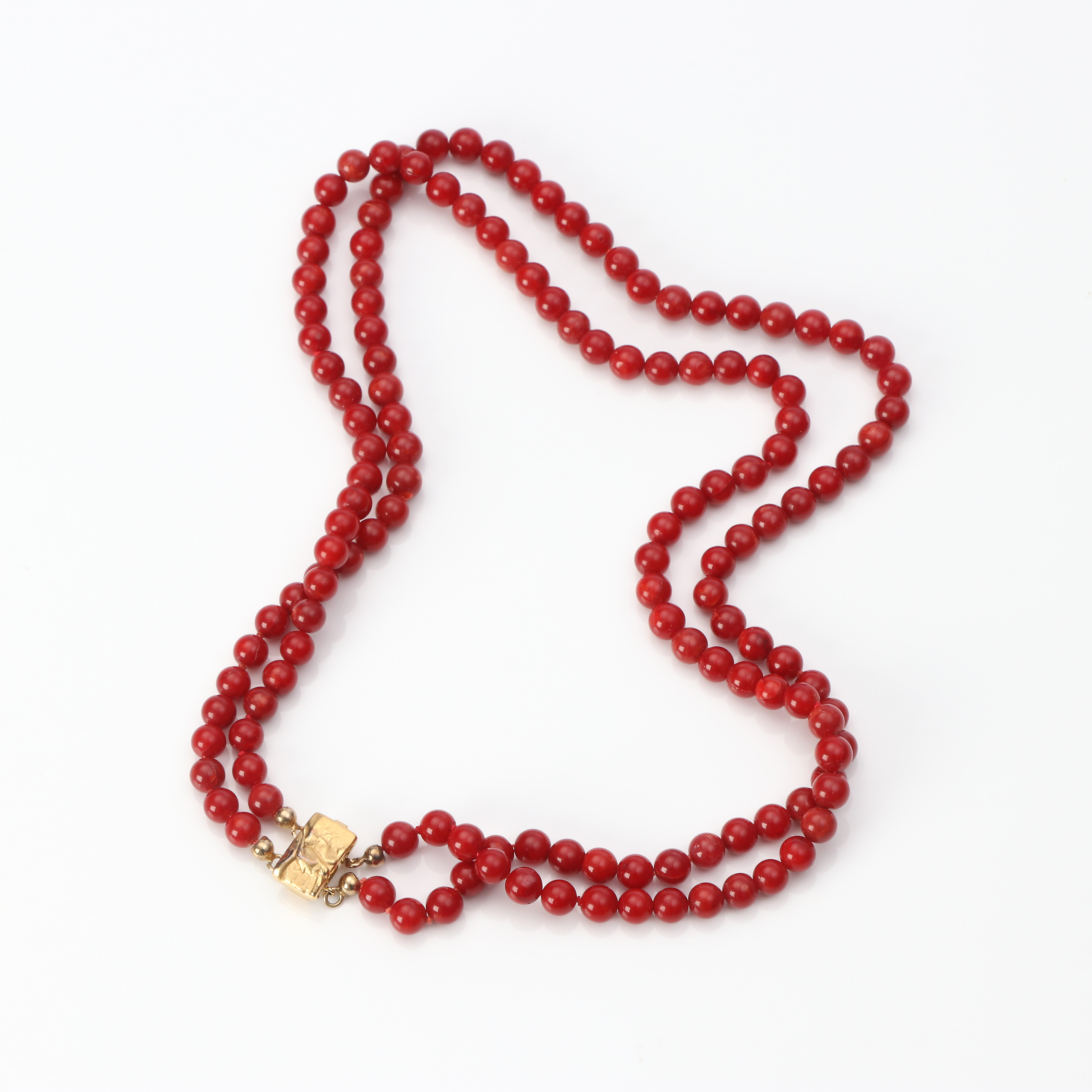 COLLIER, DUBBELRADIG. Röd ädelkorall med lås i 18k guld.