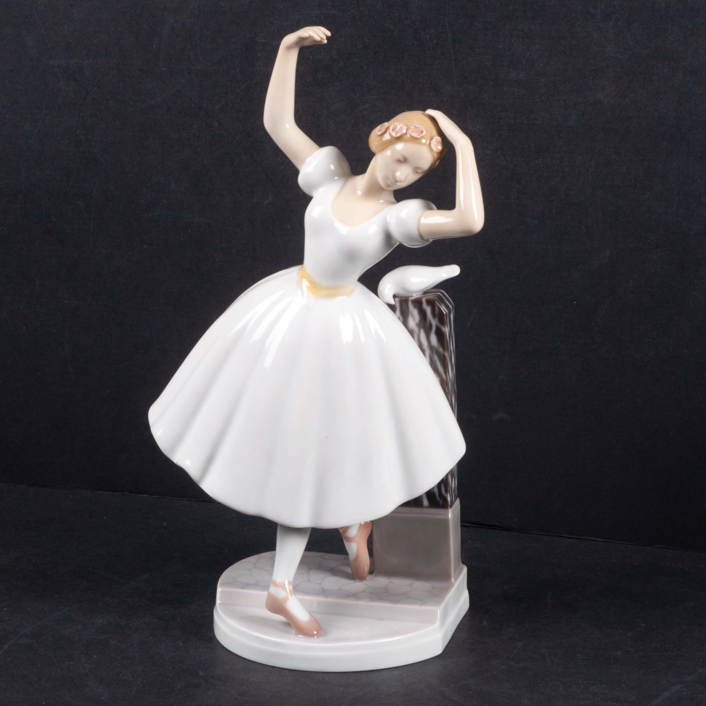 BING & GRÖNDAHL. figurin, ballerina, porslin, märkt på undersidan, nr 2300. andra sortering.