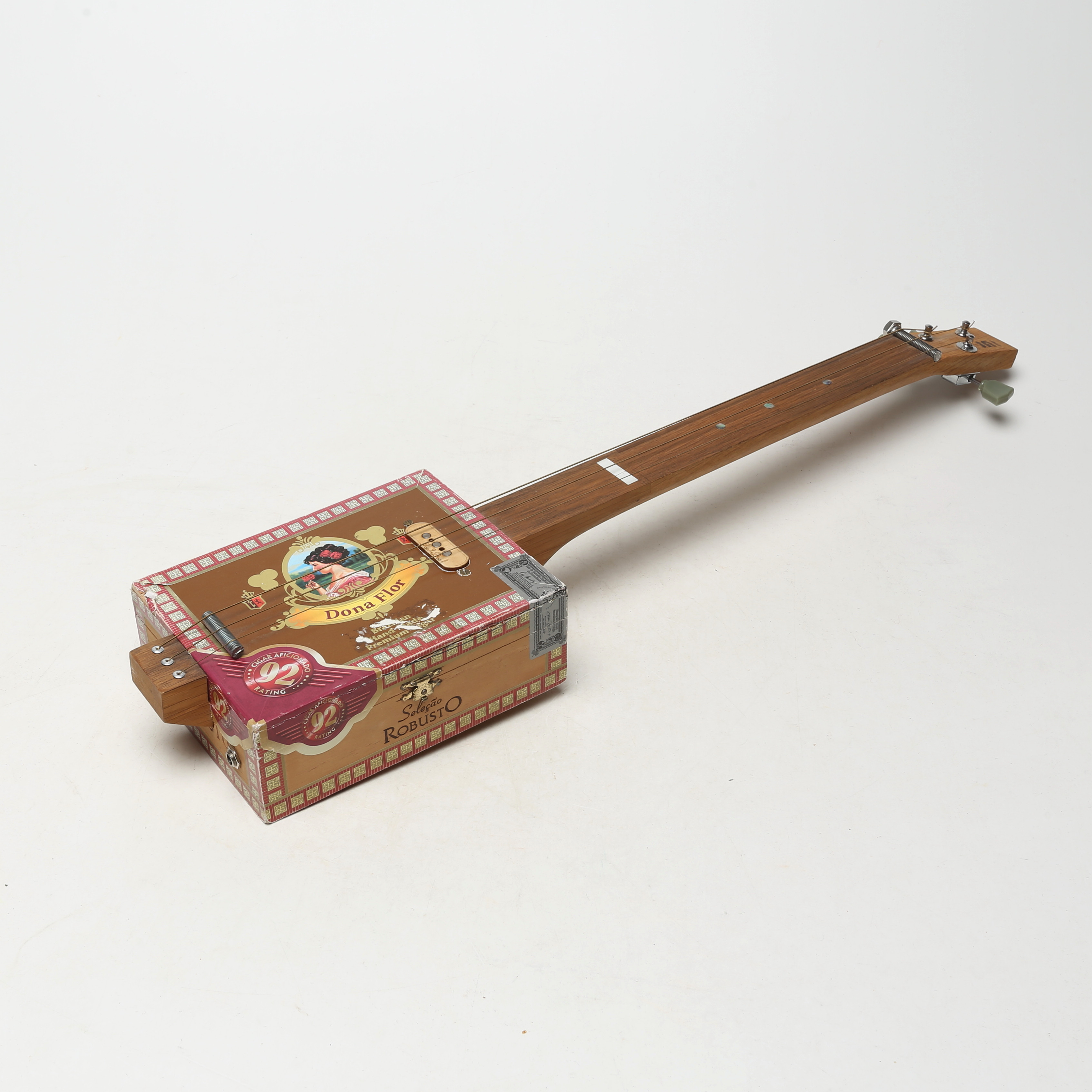 STRÄNGINSTRUMENT, gjord av bl a cigarrlåda.