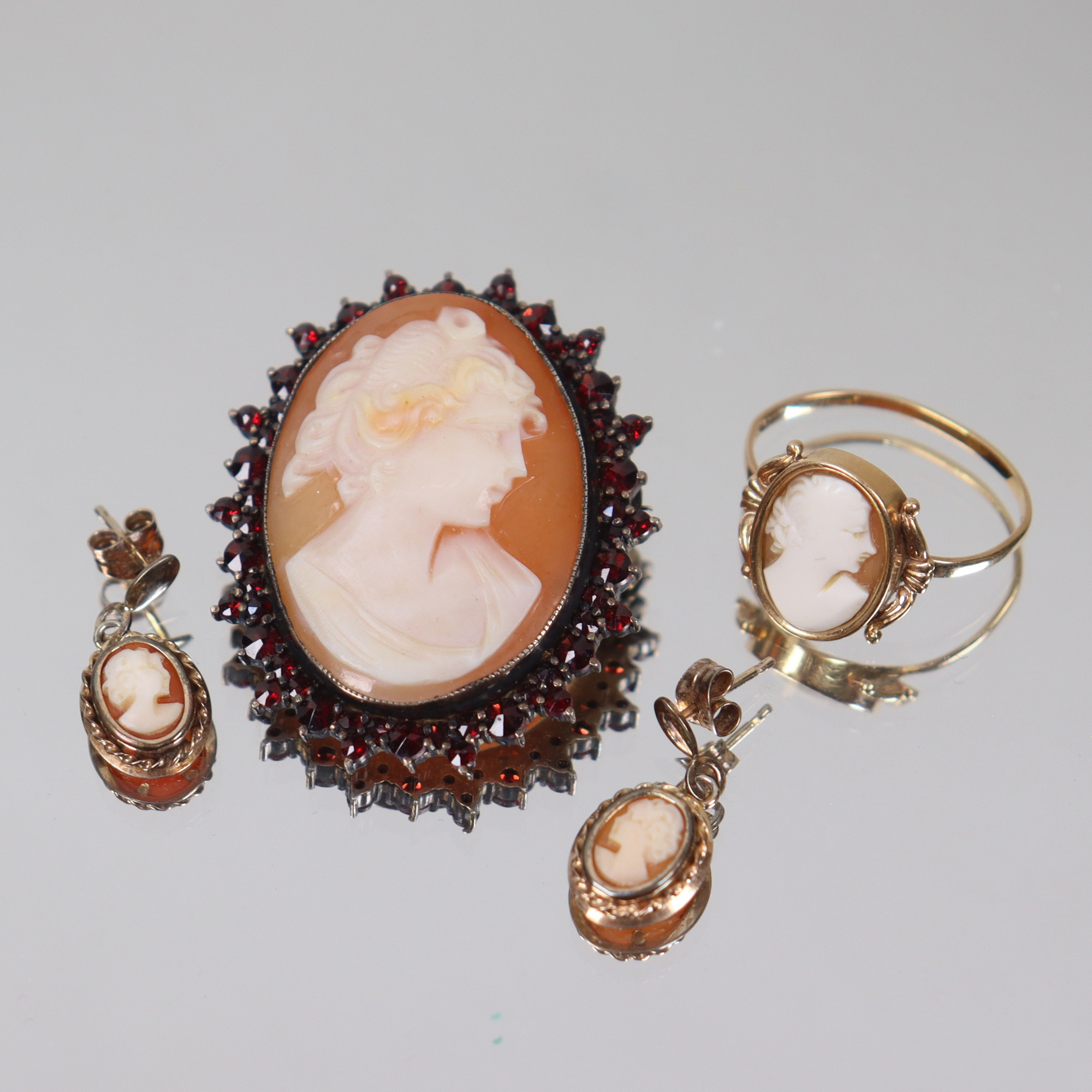 SMYCKEN, caméring 18k guld samt camé örhängen och brosch i förgyllt silver, 4 delar.
