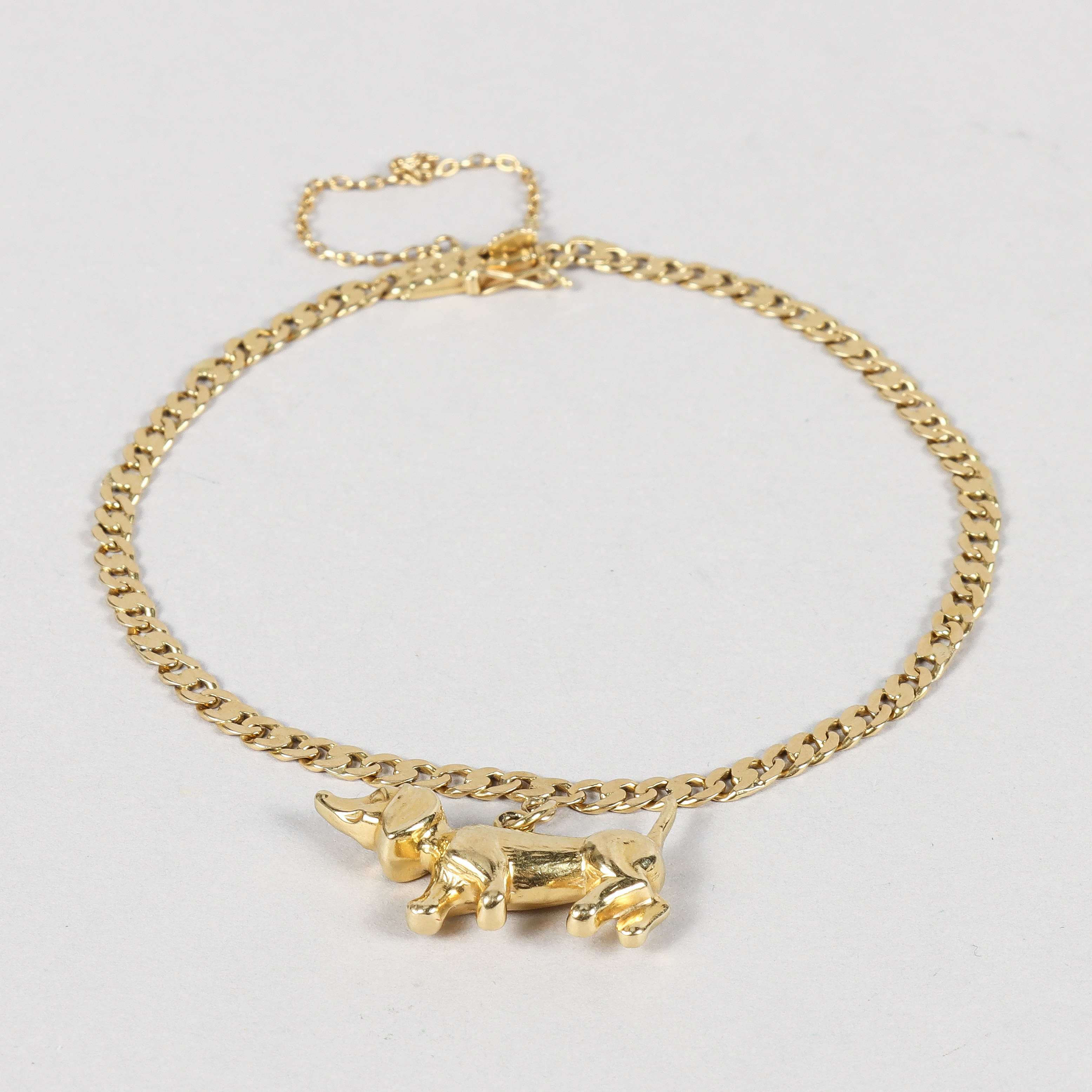 ARMBAND, pansarlänk med berlock i form av en hund, 18k guld.