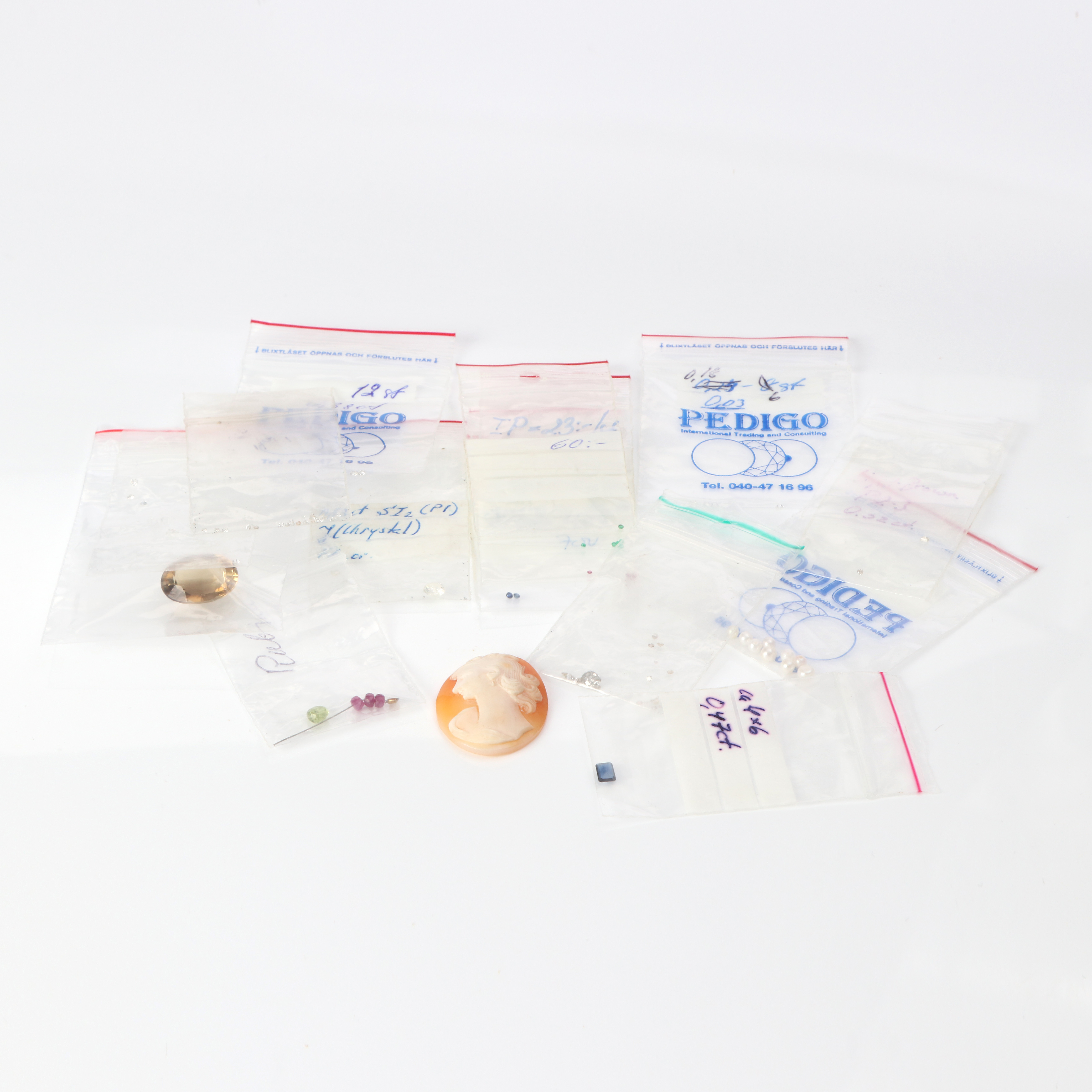 PARTI ÄDELSTENAR. Diamanter, rubiner, smaragder, odlade pärlor, en rökkvarts och en snäckcamé.