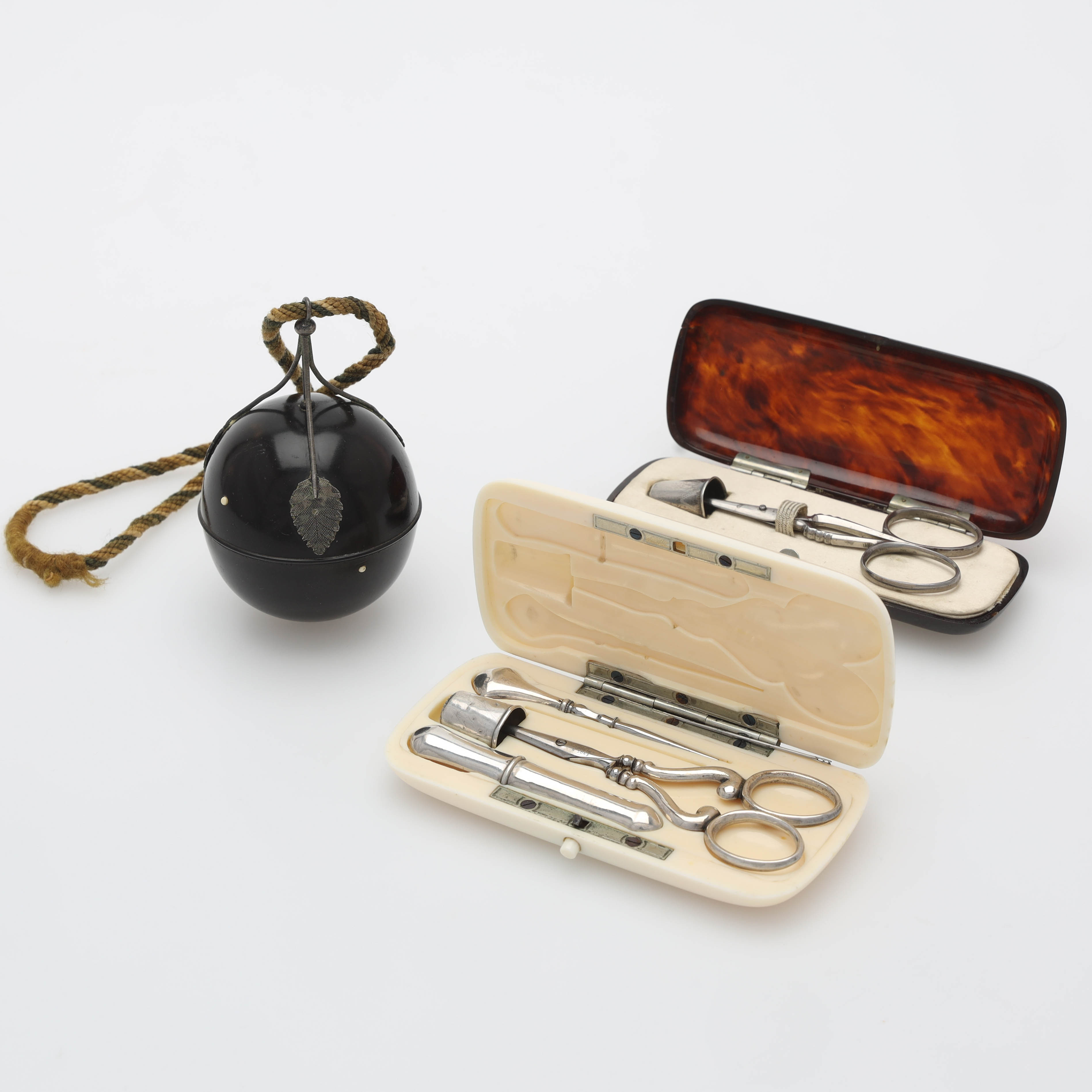 SÖMNADSTILLBEHÖR, 17 delar, silver, metall, 1800/1900-tal.