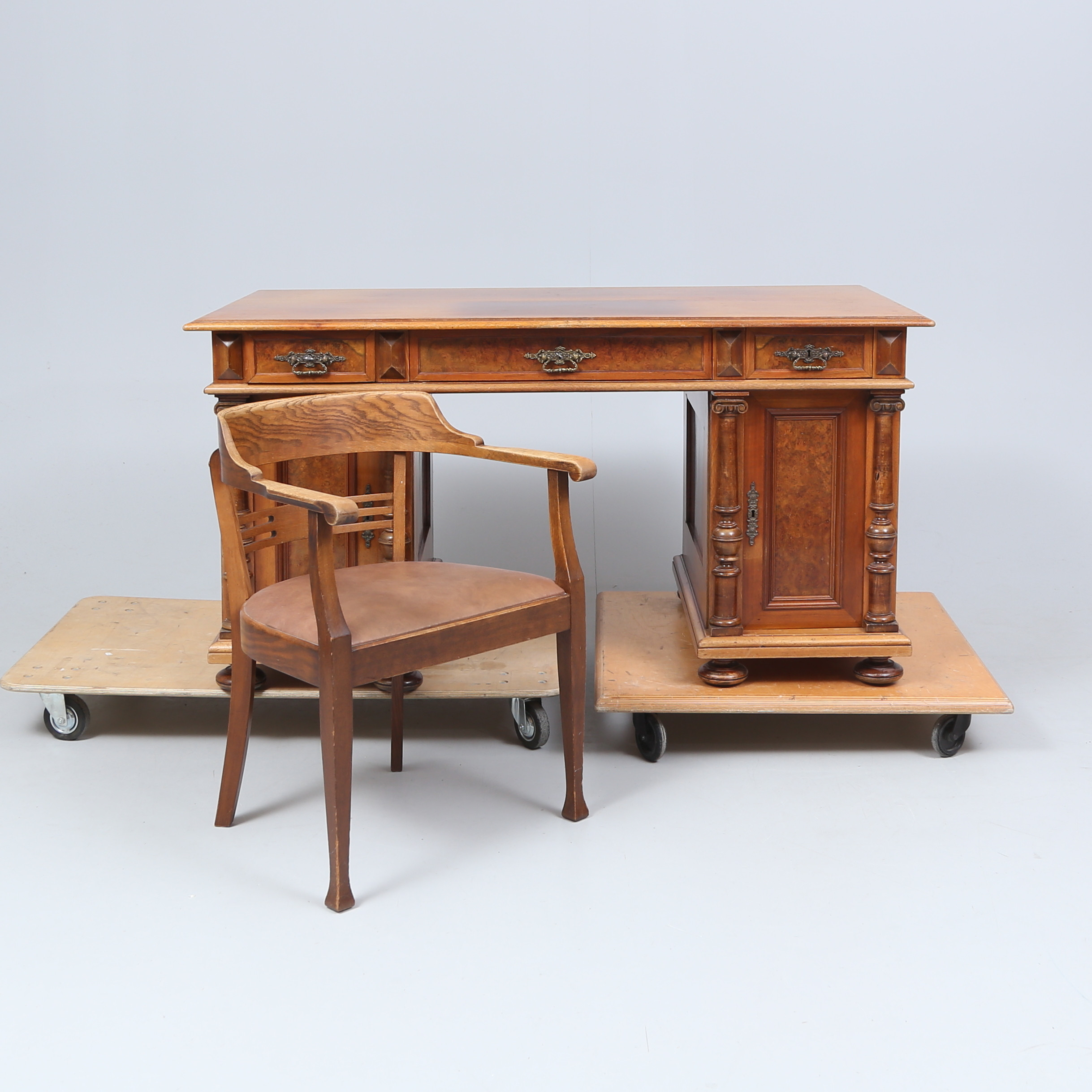 SKRIVBORD med SKRIVBORDSSTOL, sekelskiftet 1900.