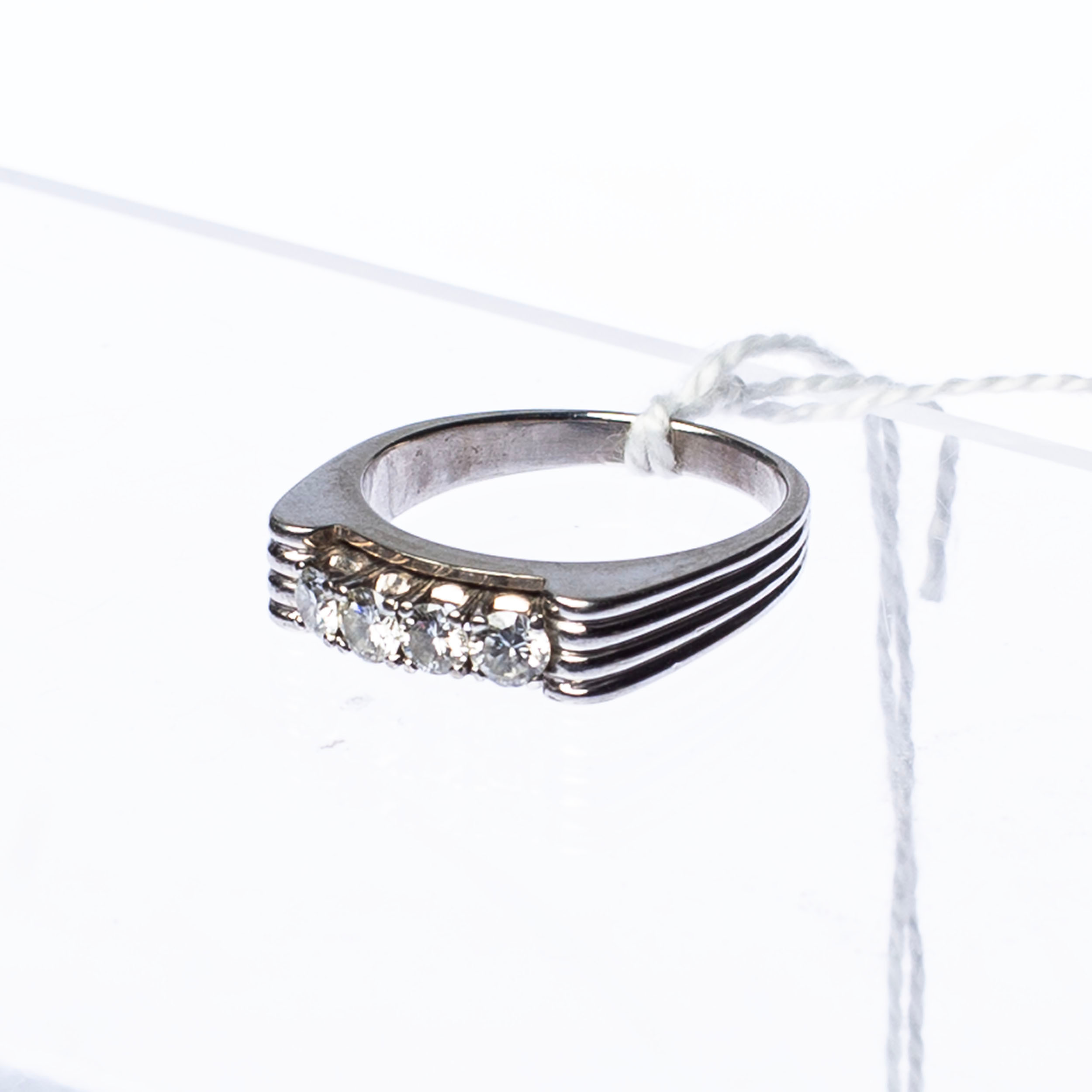 RING, 18 k vitt guld med 4 st infattade briljanter.