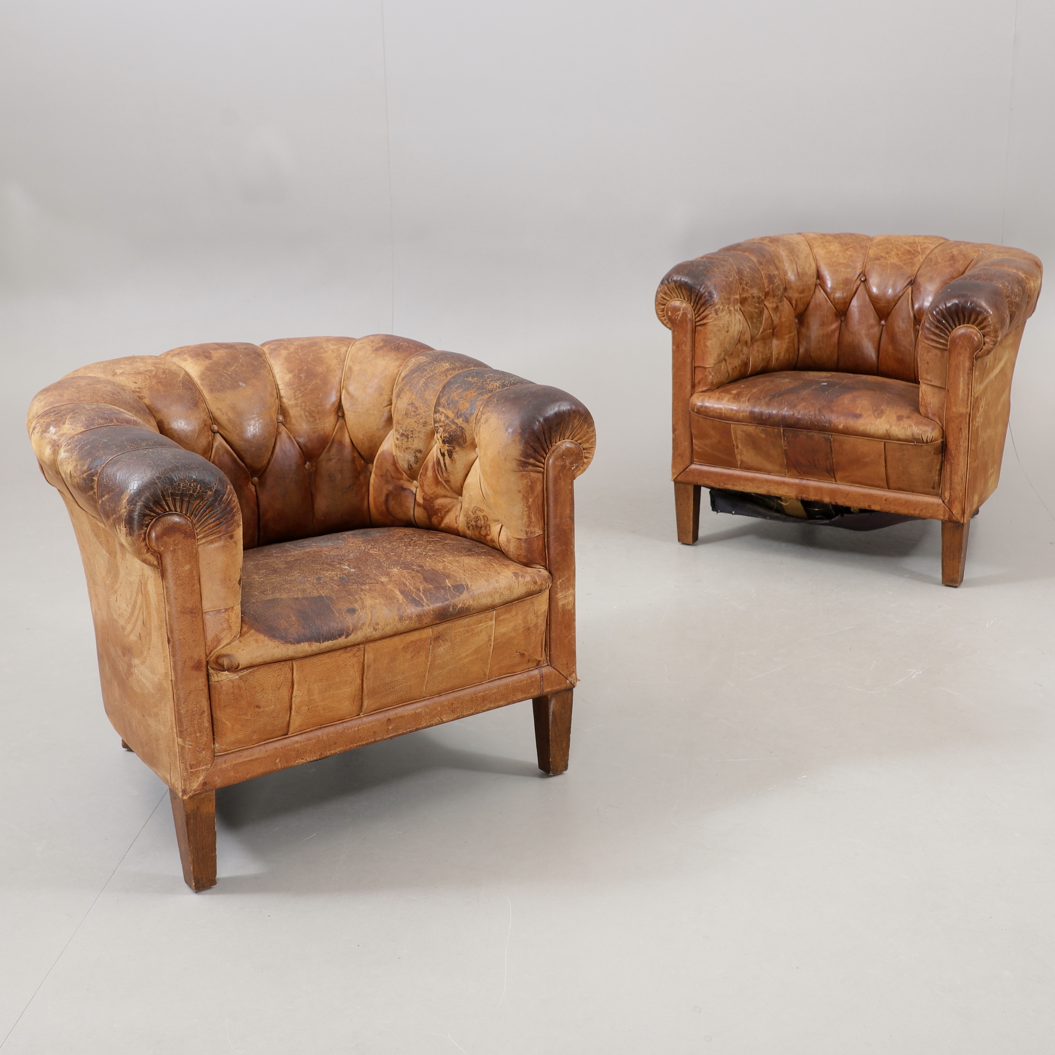 CLUBFÅTÖLJER, ett par, skinn, 1900-talets mitt.