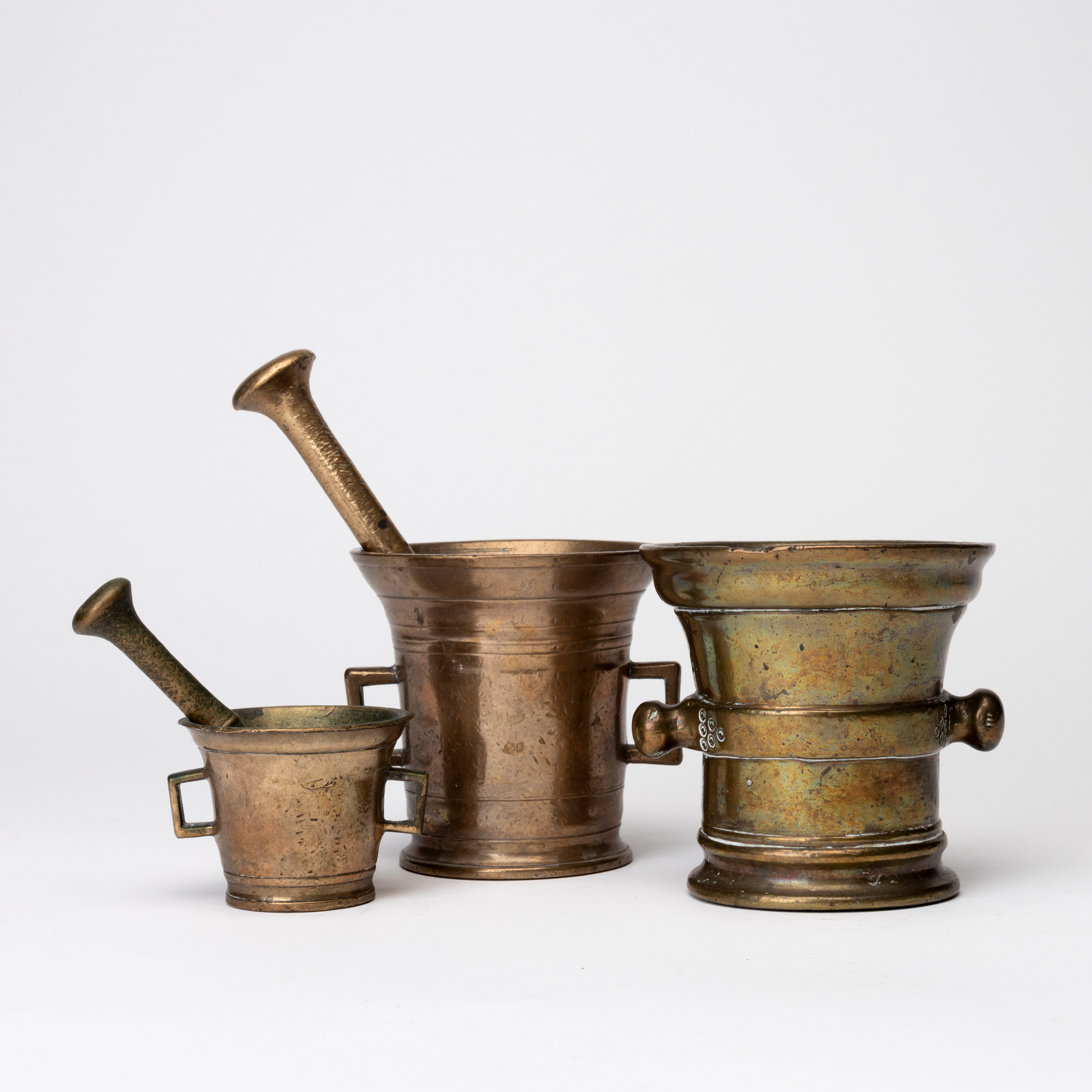 MORTLAR, 3 st samt 2 st stötar, mässing, 1700-tal.