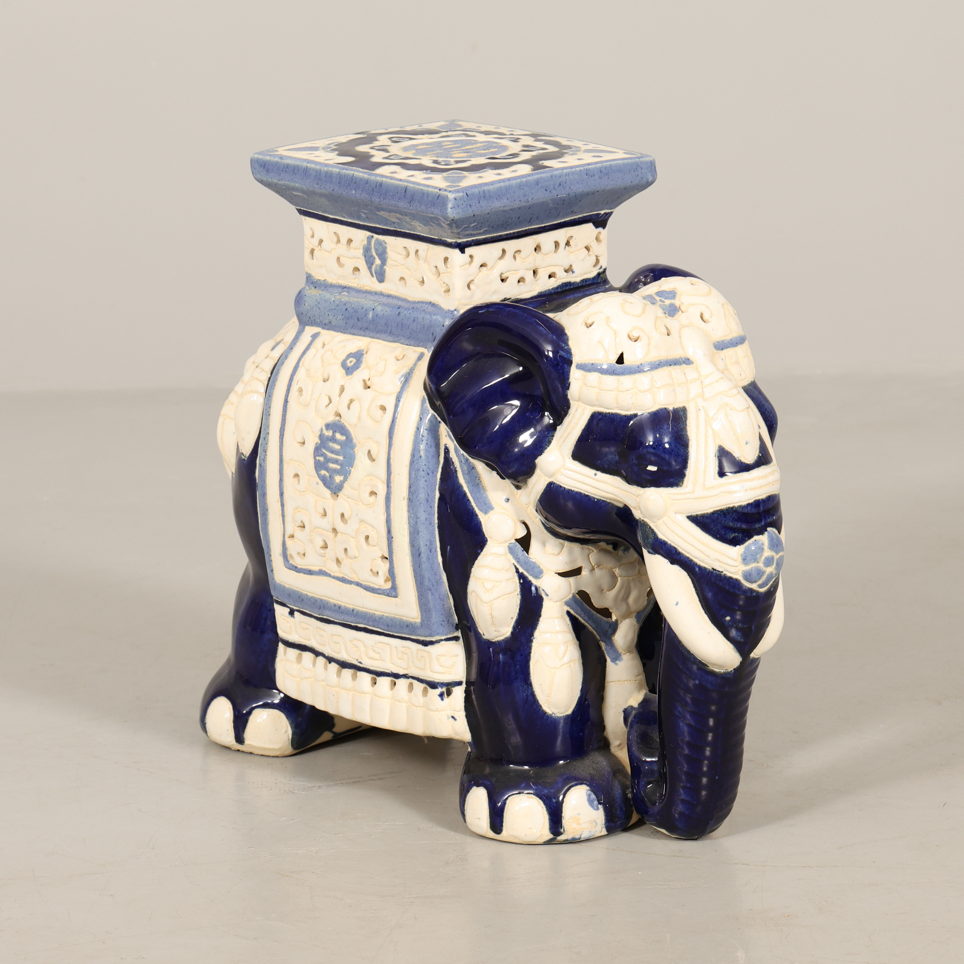 PIEDESTAL i form av elefant, porslin.