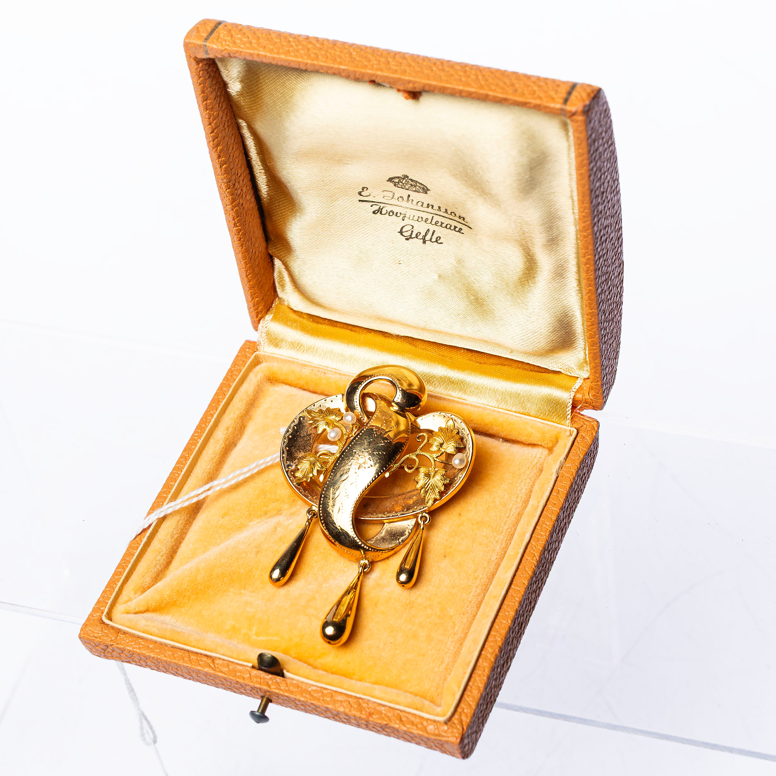 BROSCH, 18 k guld med bladdekor och pärlor, 1940.