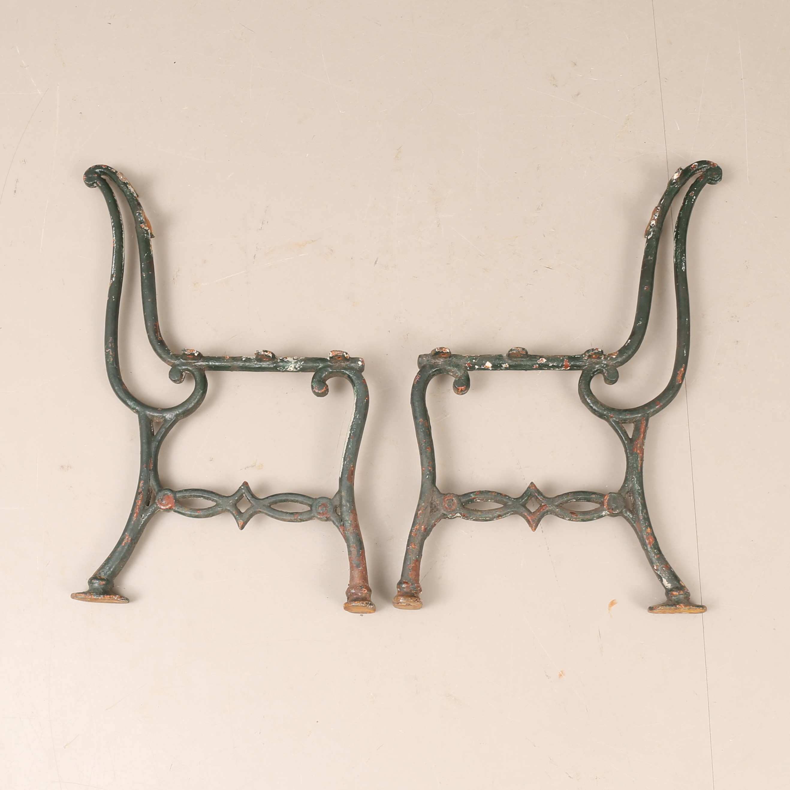 GAVLAR TILL TRÄDGÅRDSSOFFA, ett par, gjutjärn.