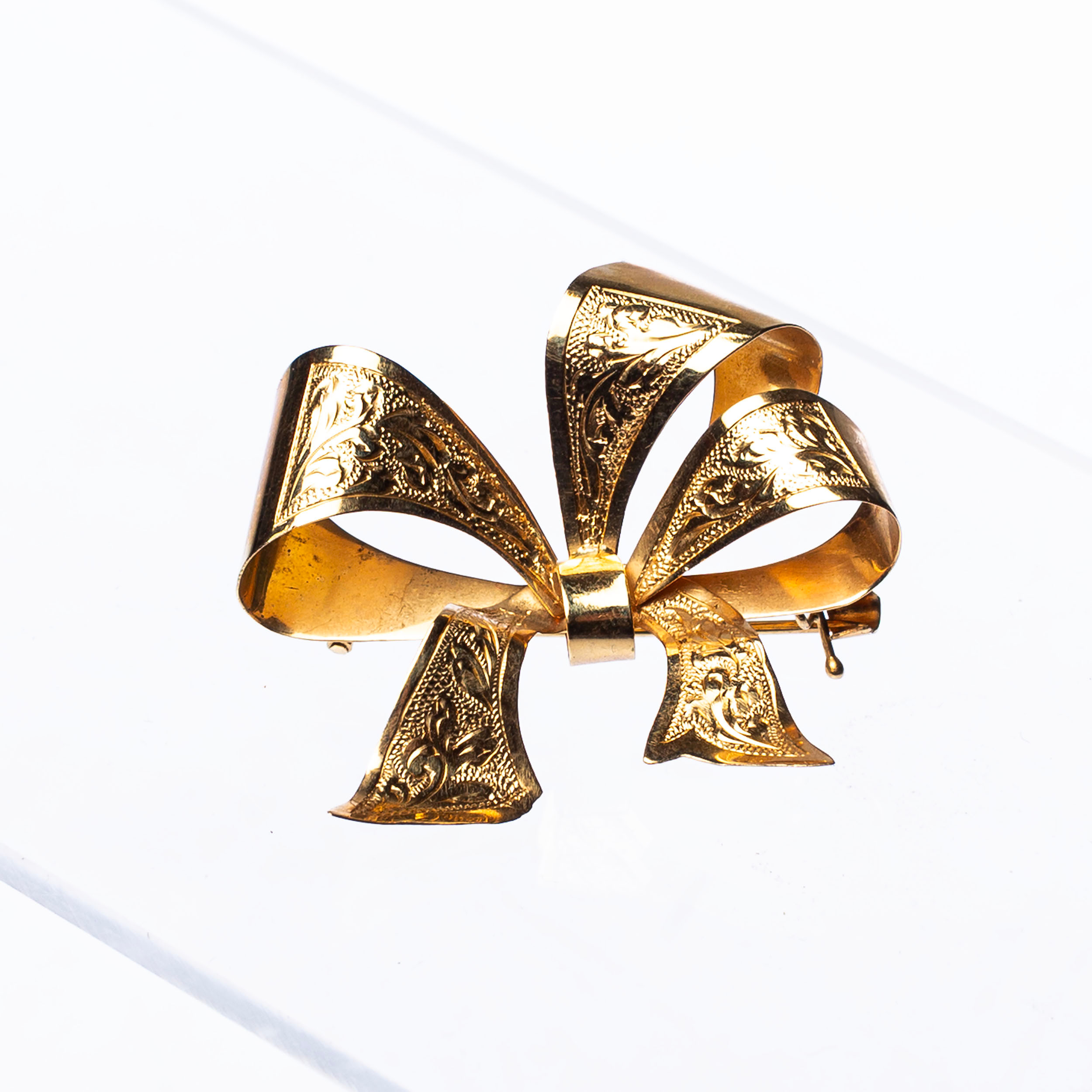 BROSCH, form av rosett, 18 k guld 1948.