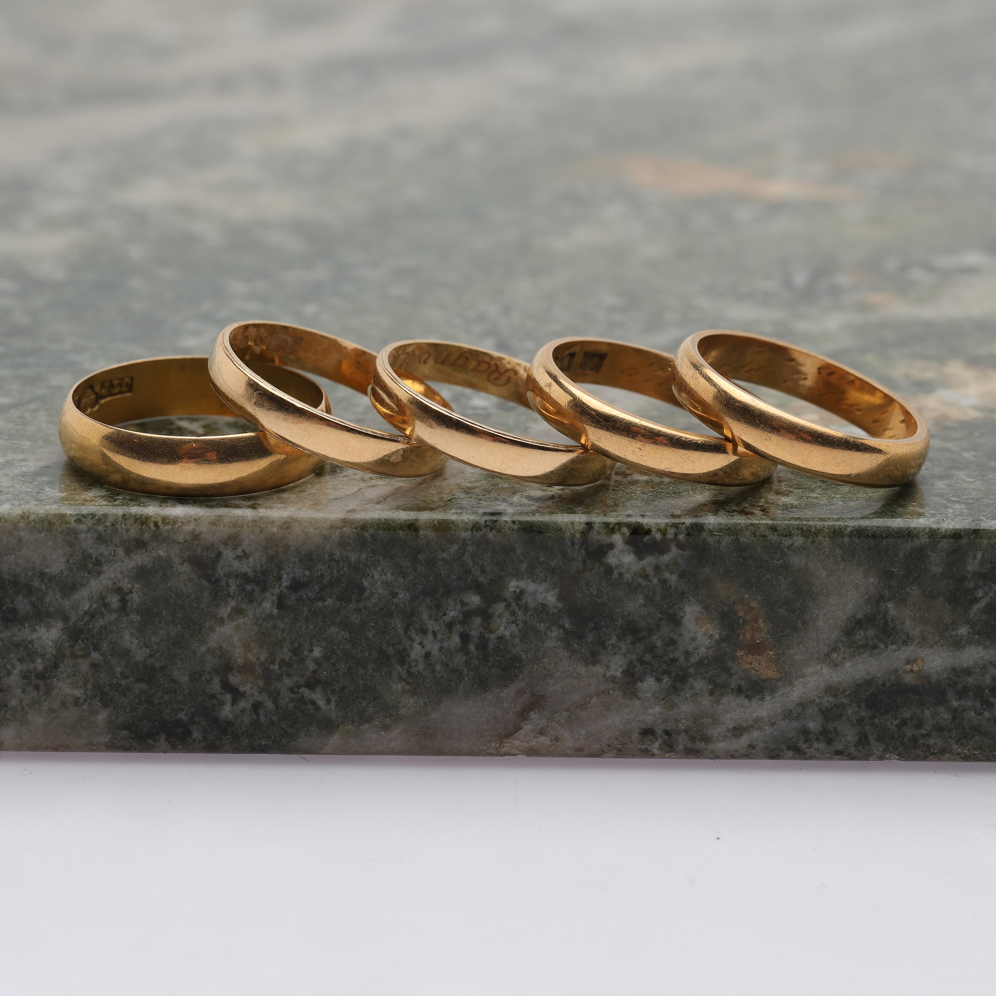 RINGAR, 5 st, 18k guld, totalvikt ca 13,92 g.
