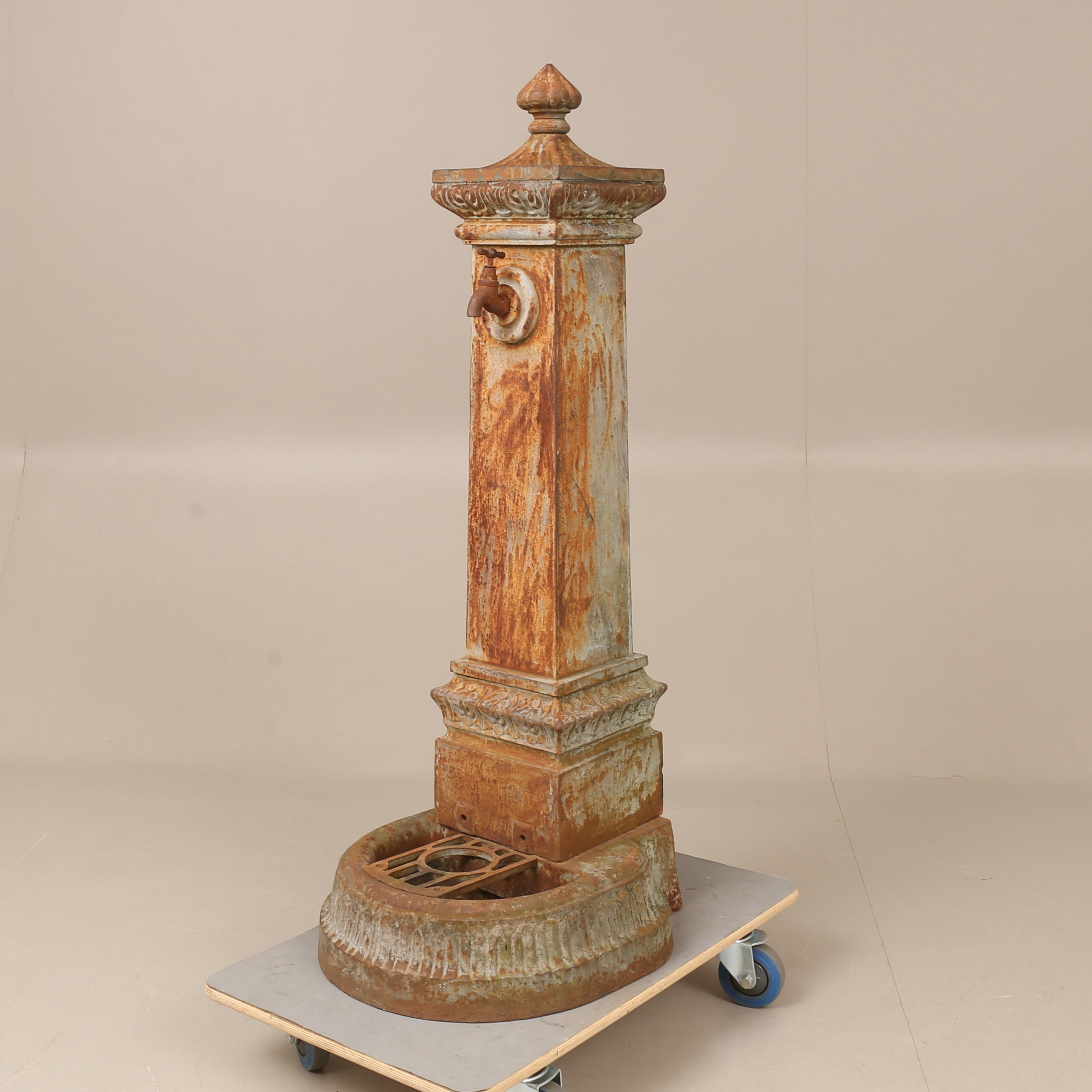 TRÄDGÅRDSKRAN, gjutjärn, 1900-talets första hälft.