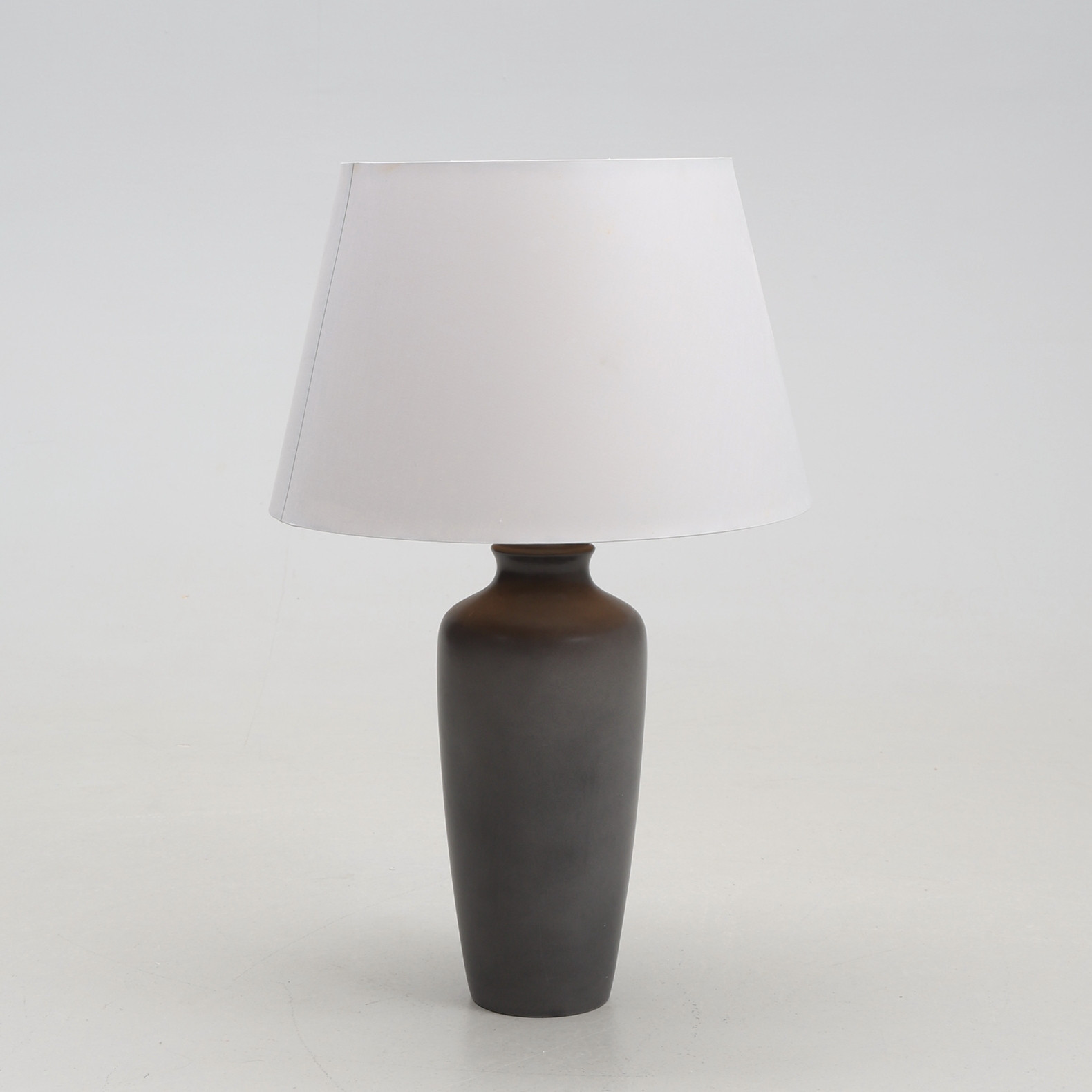 LAMPA. Keramikfot med vit lampskärm.