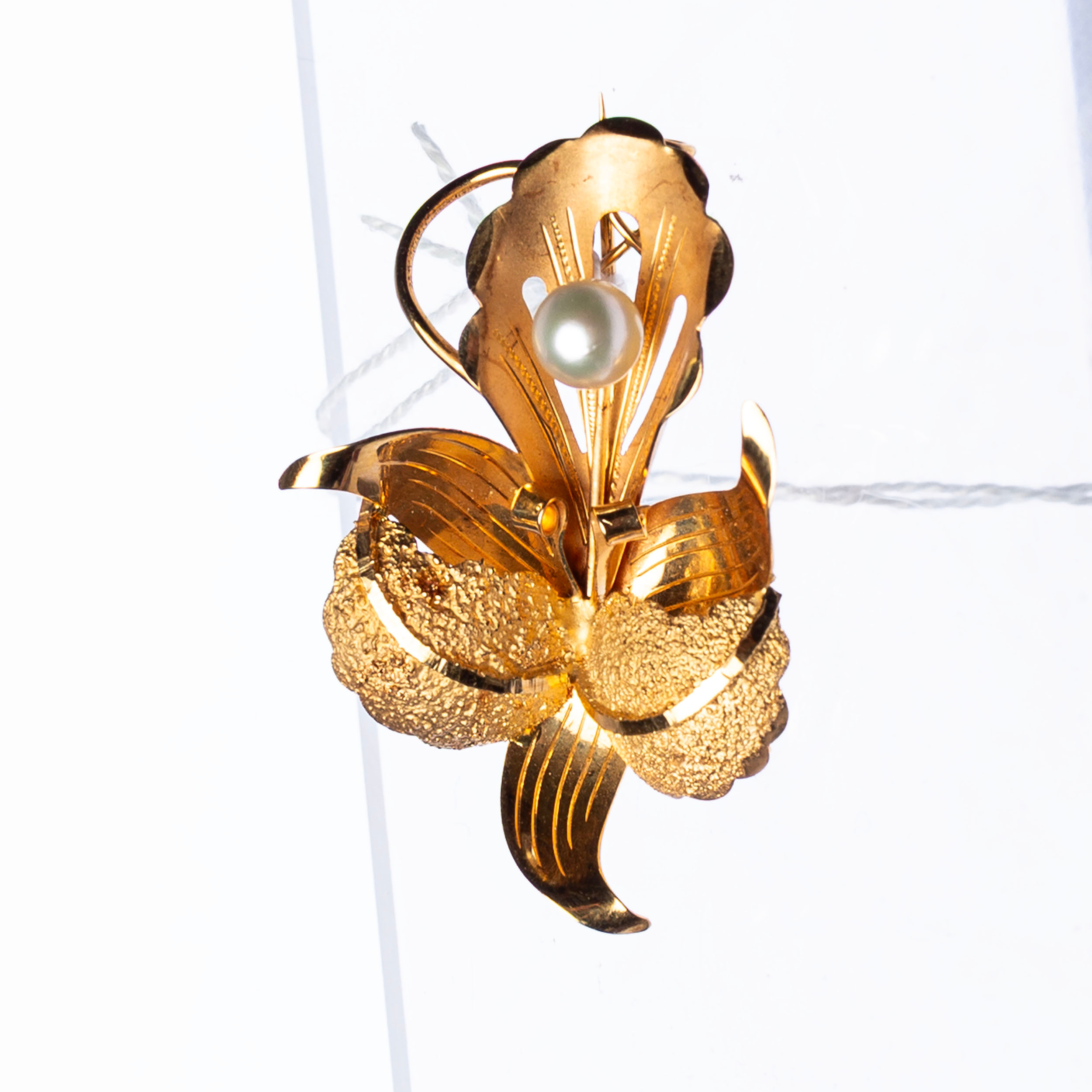 BROSCH, bladformad med pärla, 18 k guld, 1955.