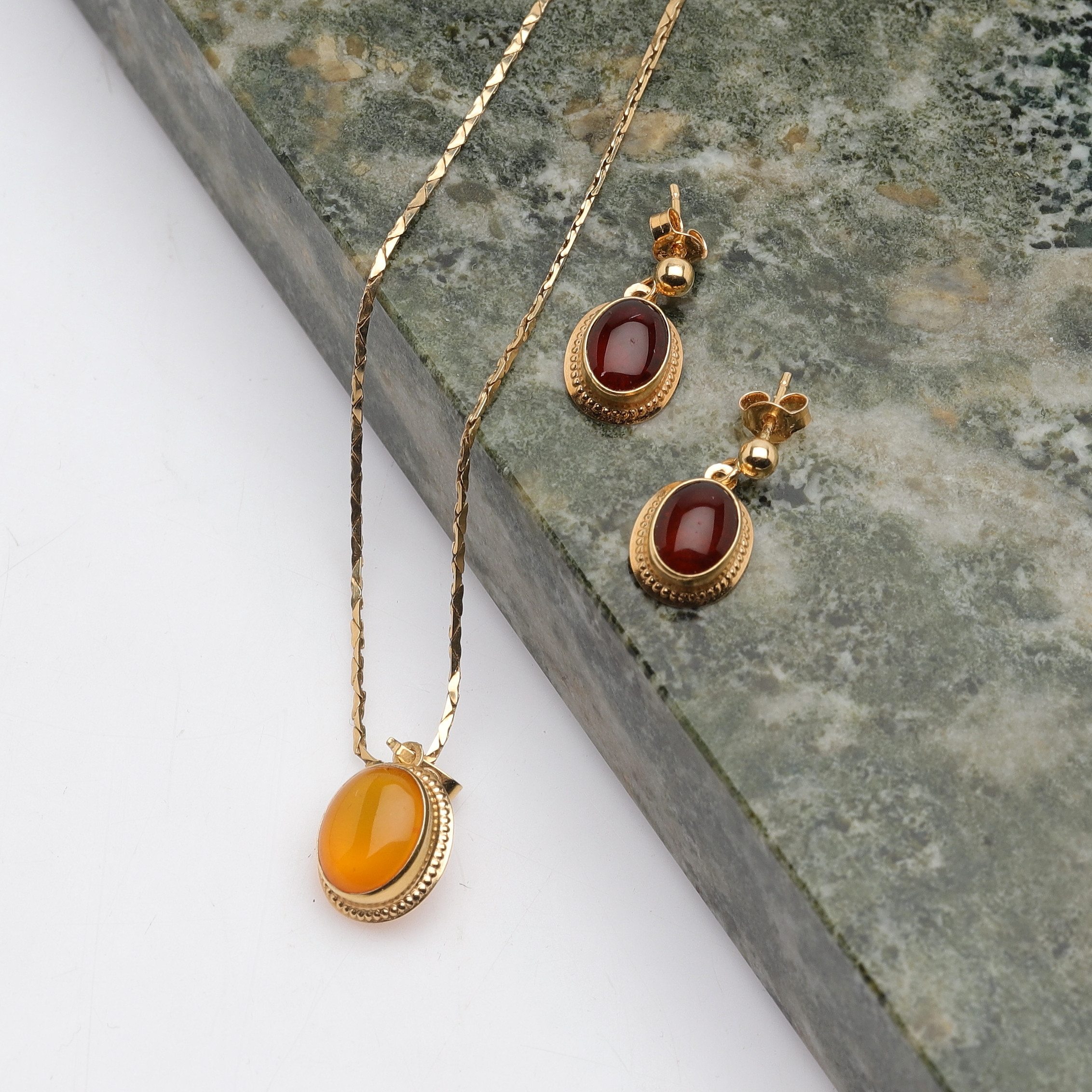 ÖRHÄNGEN OCH COLLIER, 18k och 14k guld, med stenar, totalvikt ca 3,95g.