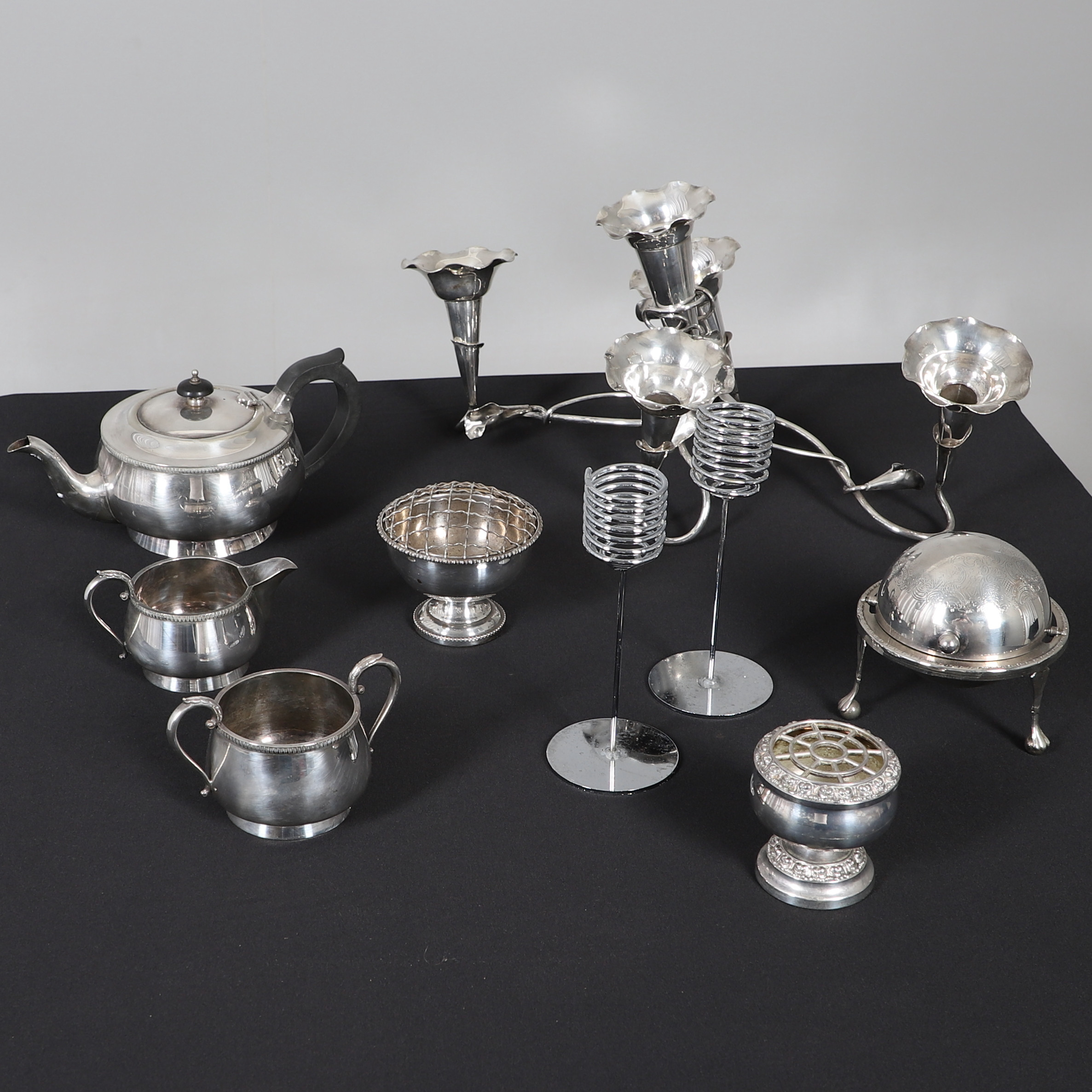 SELECTION OF SILVER PLATED ITEMS.