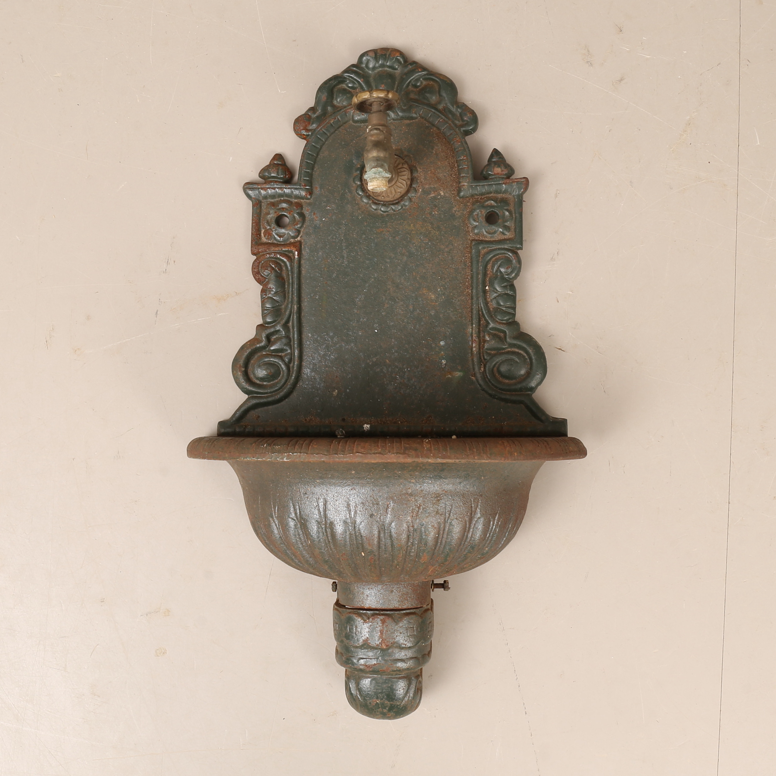 TRÄDGÅRDSKRAN, väggmodell, gjutjärn, 1900-tal.