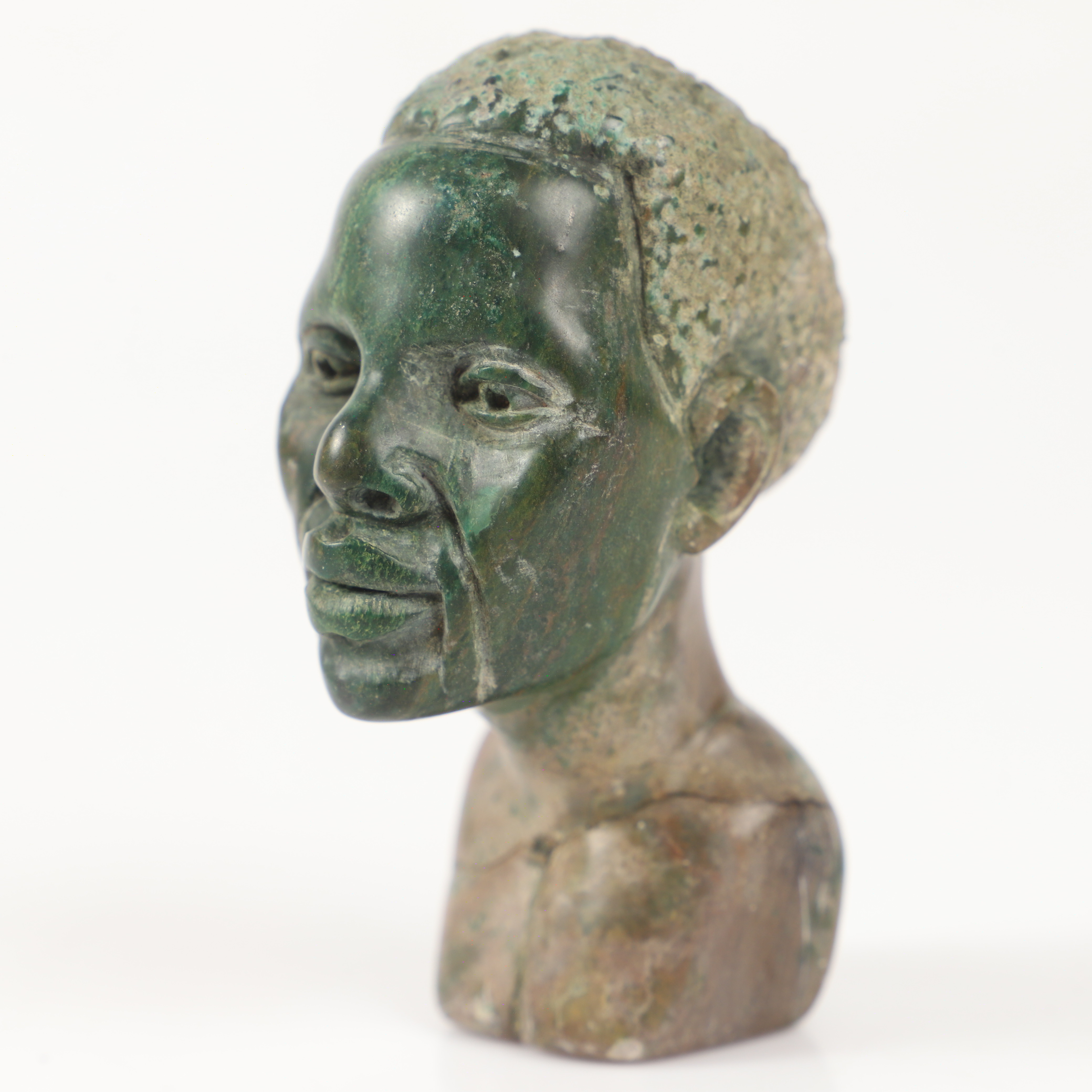 SKULPTUR, manshuvud, täljsten, 1900-tal.