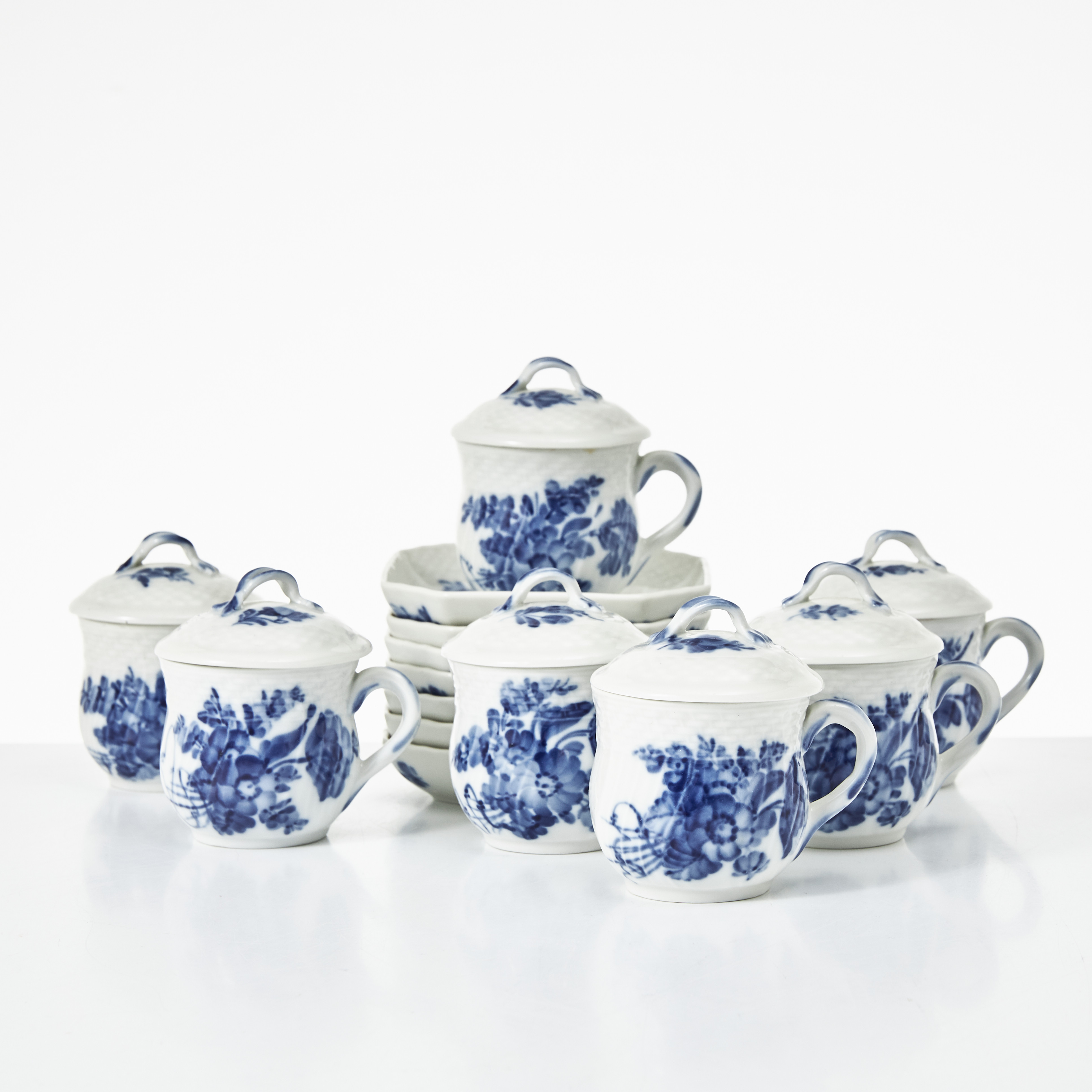 ROYAL COPENHAGEN, "Blå Blomst", crèmekoppar, 7 st, Danmark, dekor i underglasyrblått, korgbrätte.