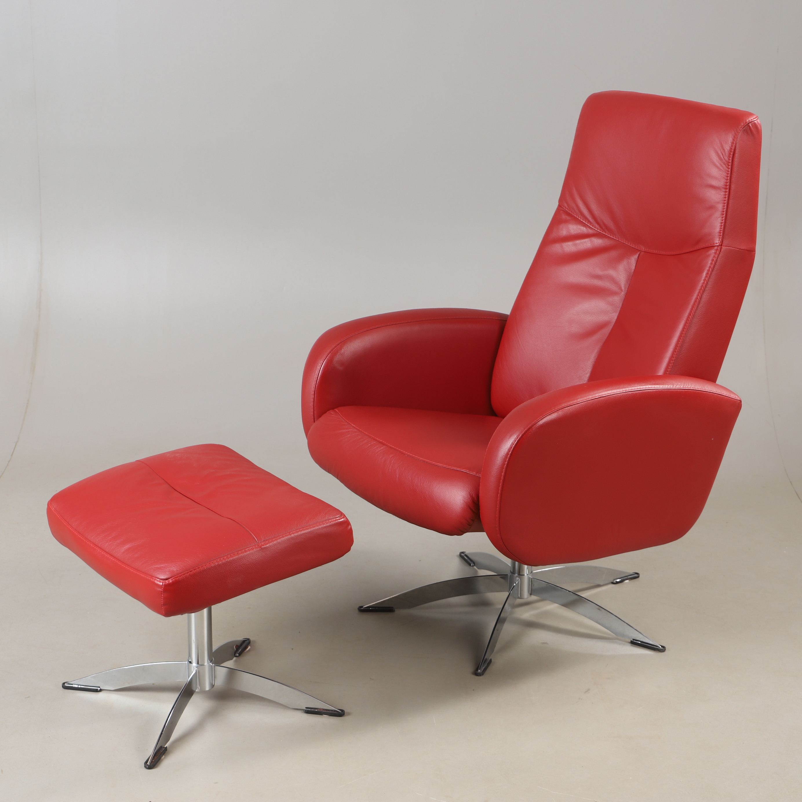 FÅTÖLJ MED FOTPALL, röd skinnklädsel, troligtvis Hjort Knudsen.