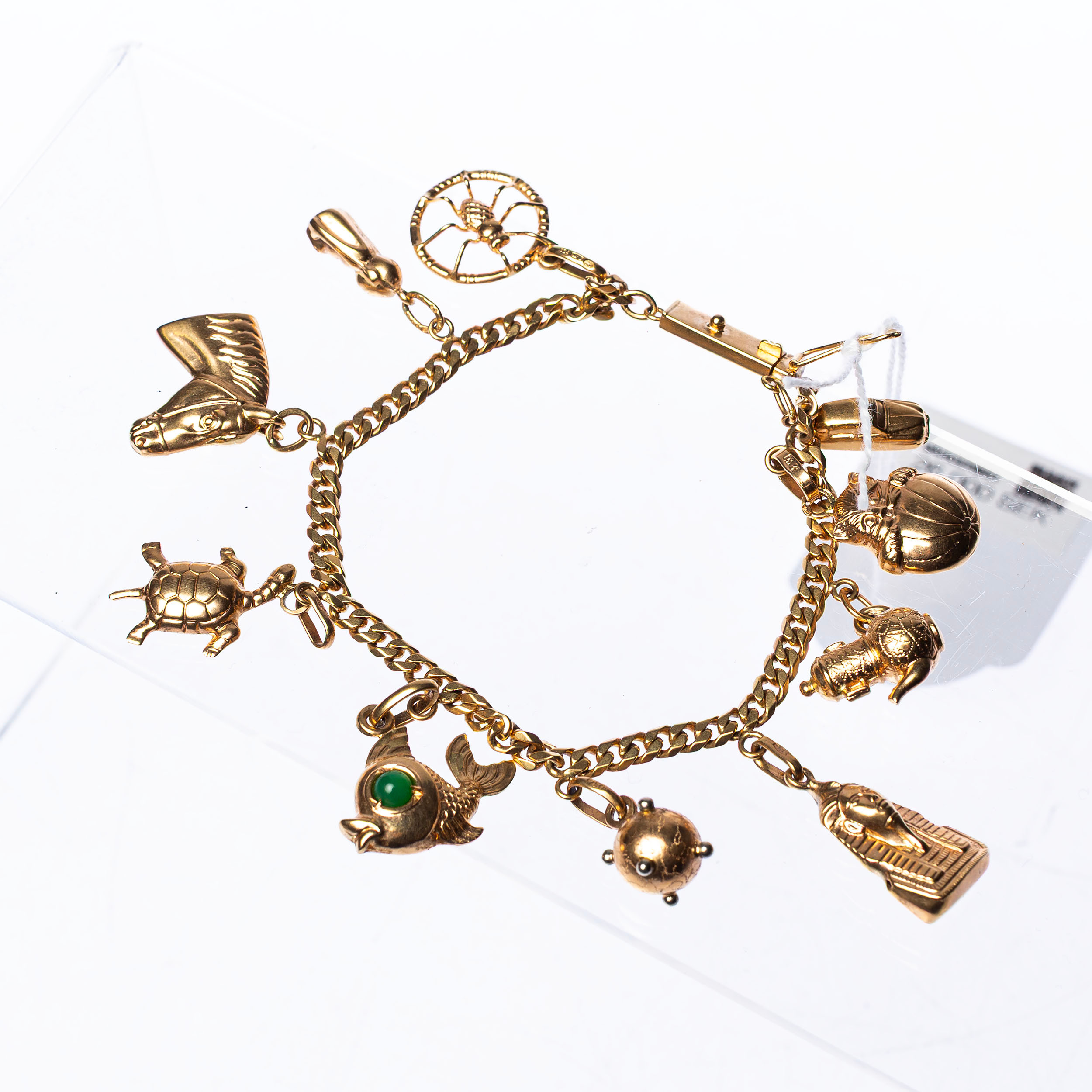 ARMBAND, med 10 st berlocker, 18 k guld, 1959.