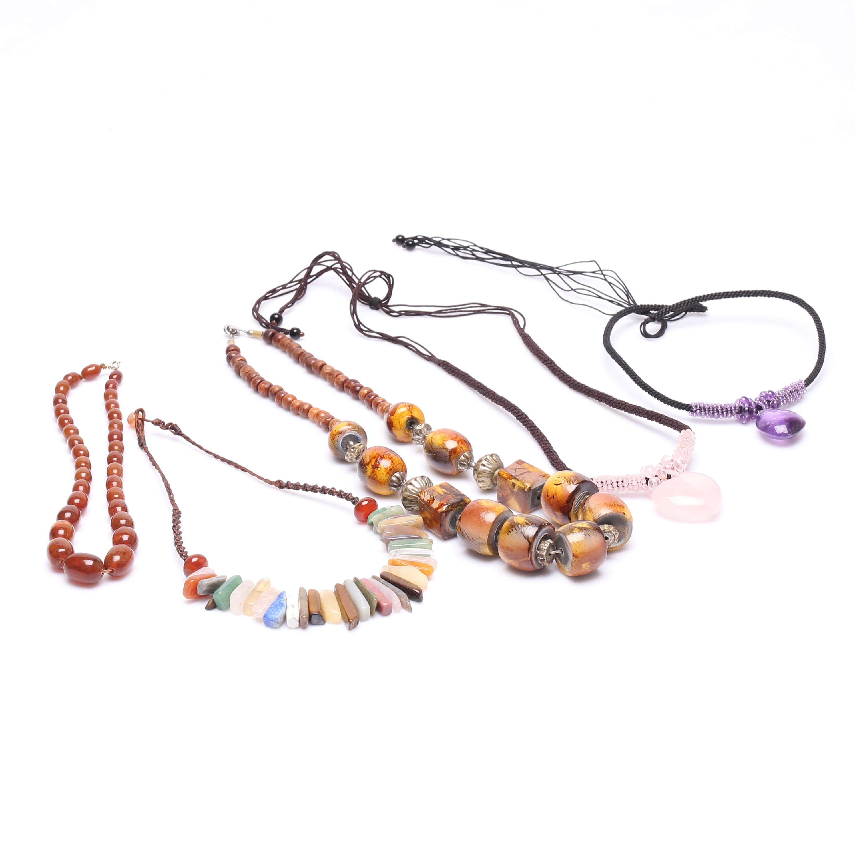 BIJOUTERIER, 5st, bland annat ädelstenar och möjligen bärnsten.