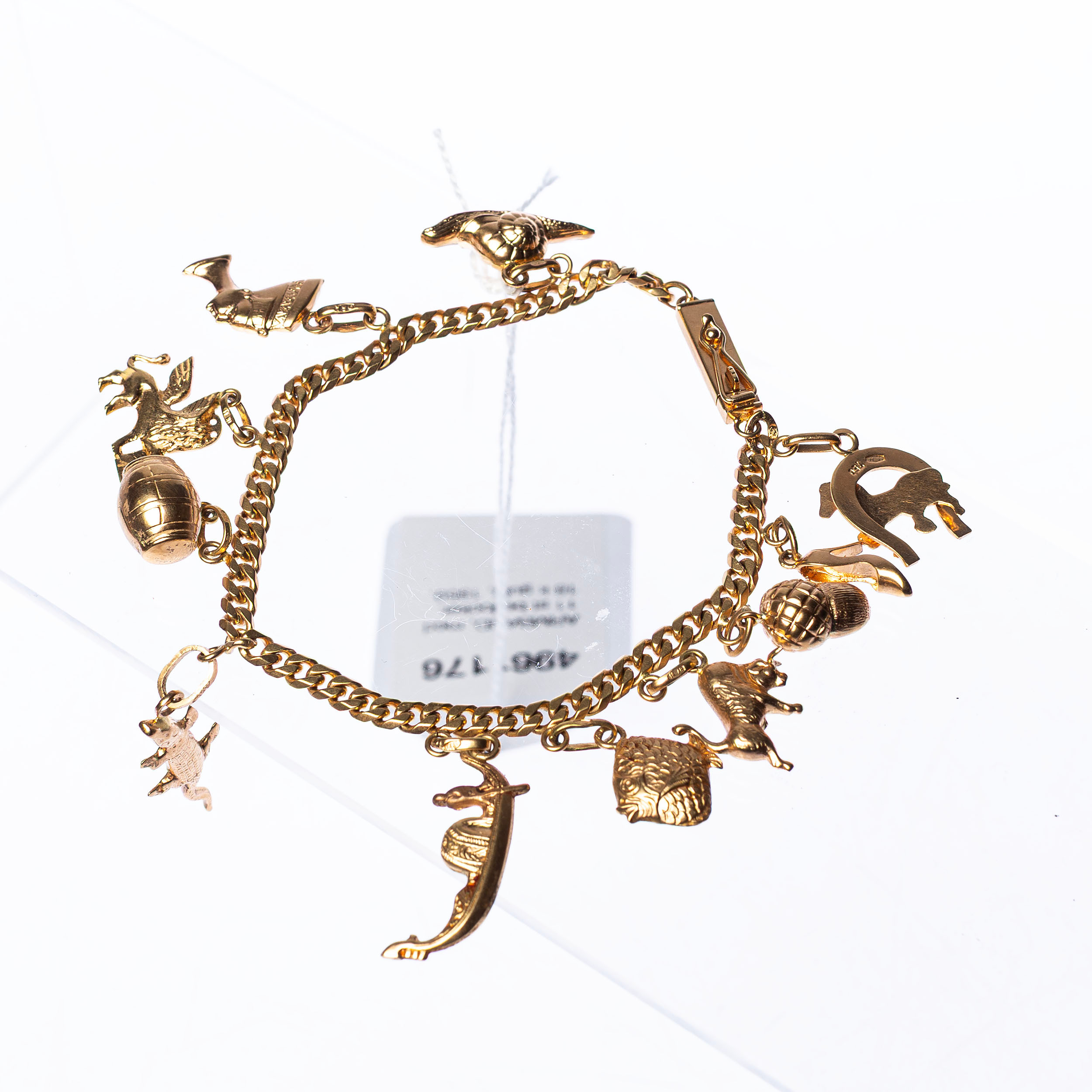 ARMBAND, med 11 st berlocker, 18 k guld, 1959.