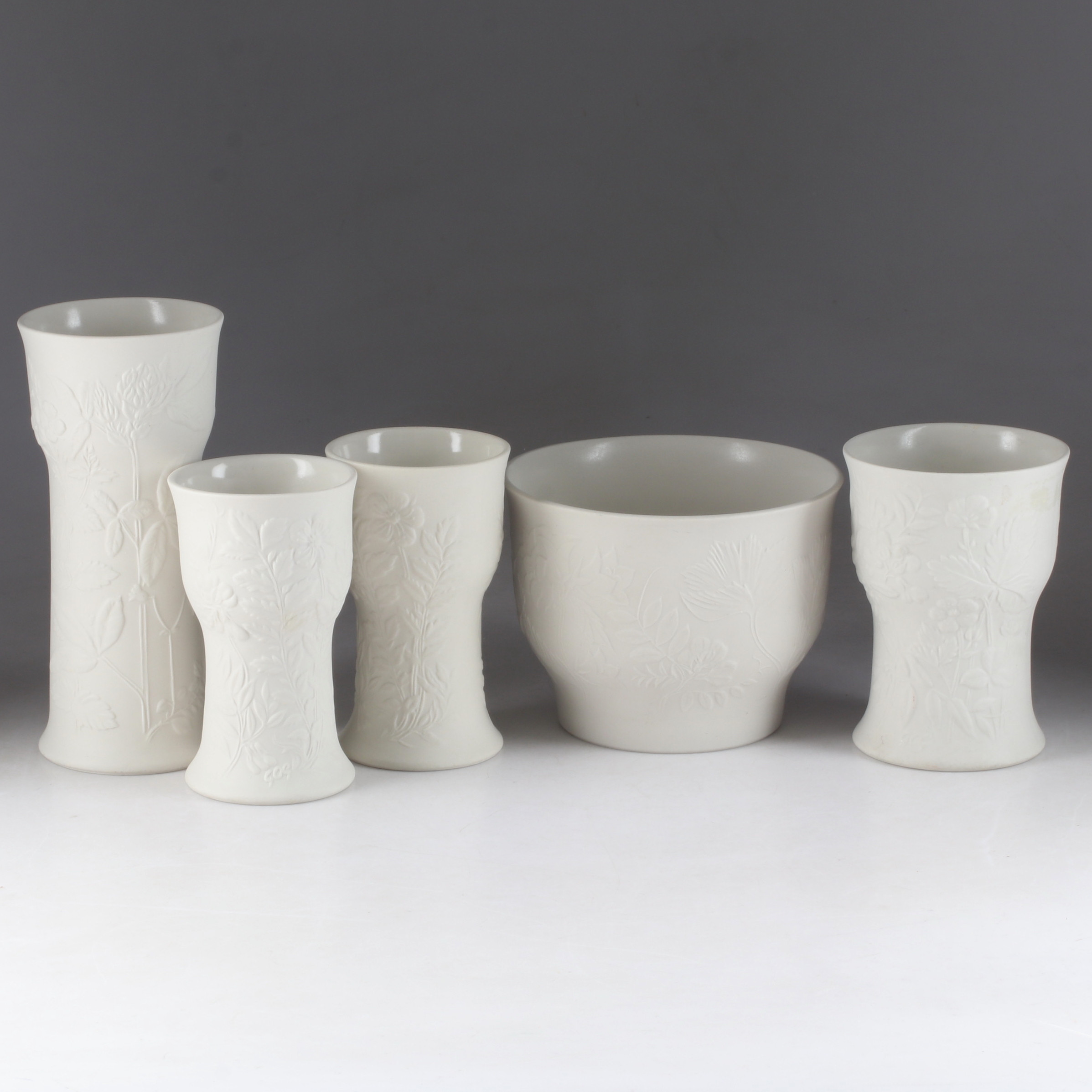 GUNVOR OLIN-GRÖNQVIST. Vaser och ytterfoder, 5 delar, keramik, "Suvi", Arabia, Finland.