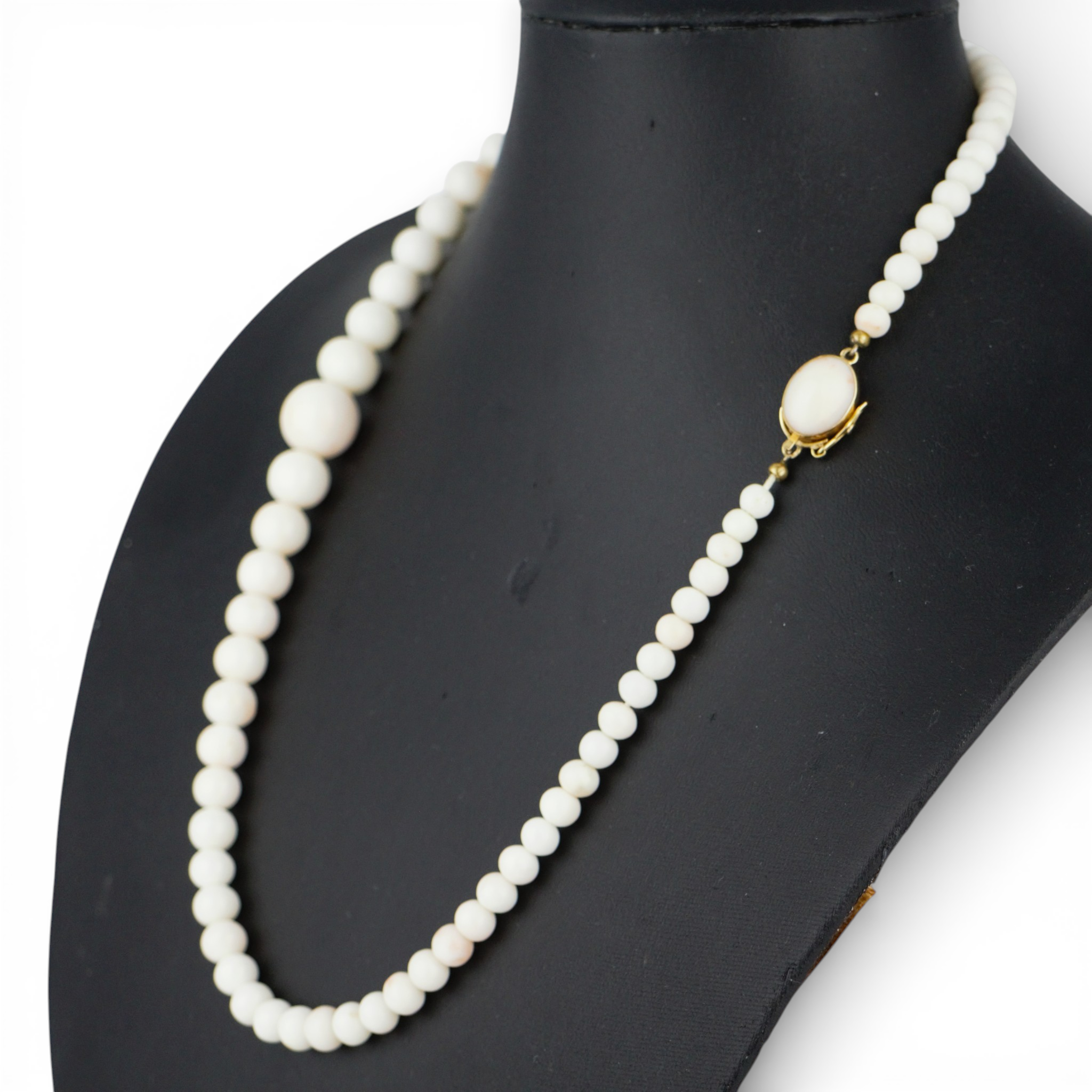 COLLIER, vit agat eller opal med svaga ljusrosa inslag, lås guld 18k, graderat.