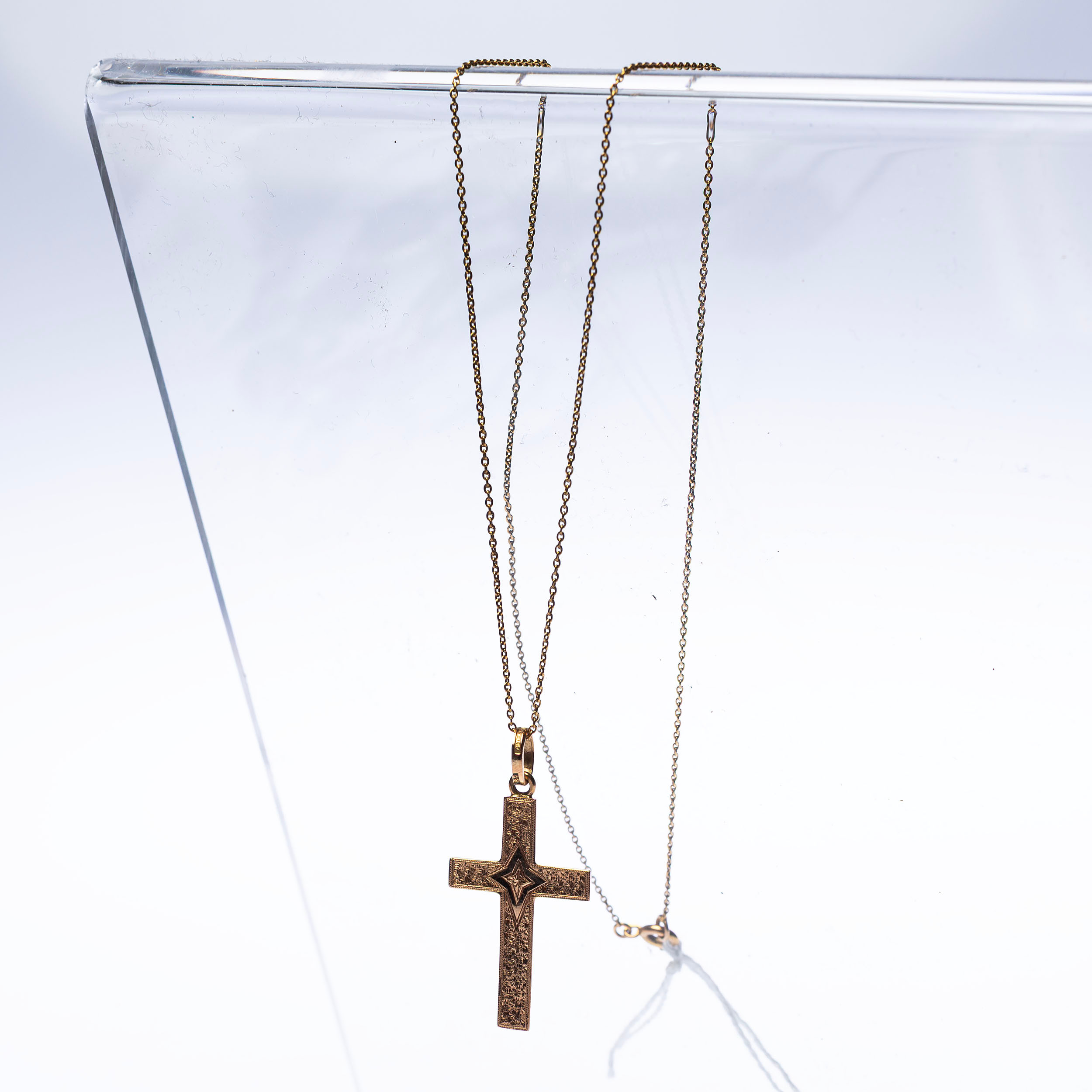 COLLIER, med kors, 18 k guld.