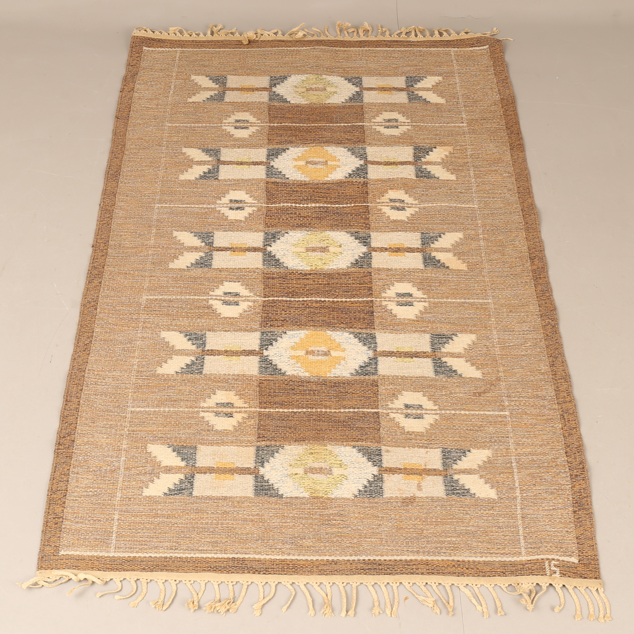 INGEGERD SILOW. Matta, röllakan, cirka 206 x 133 cm.