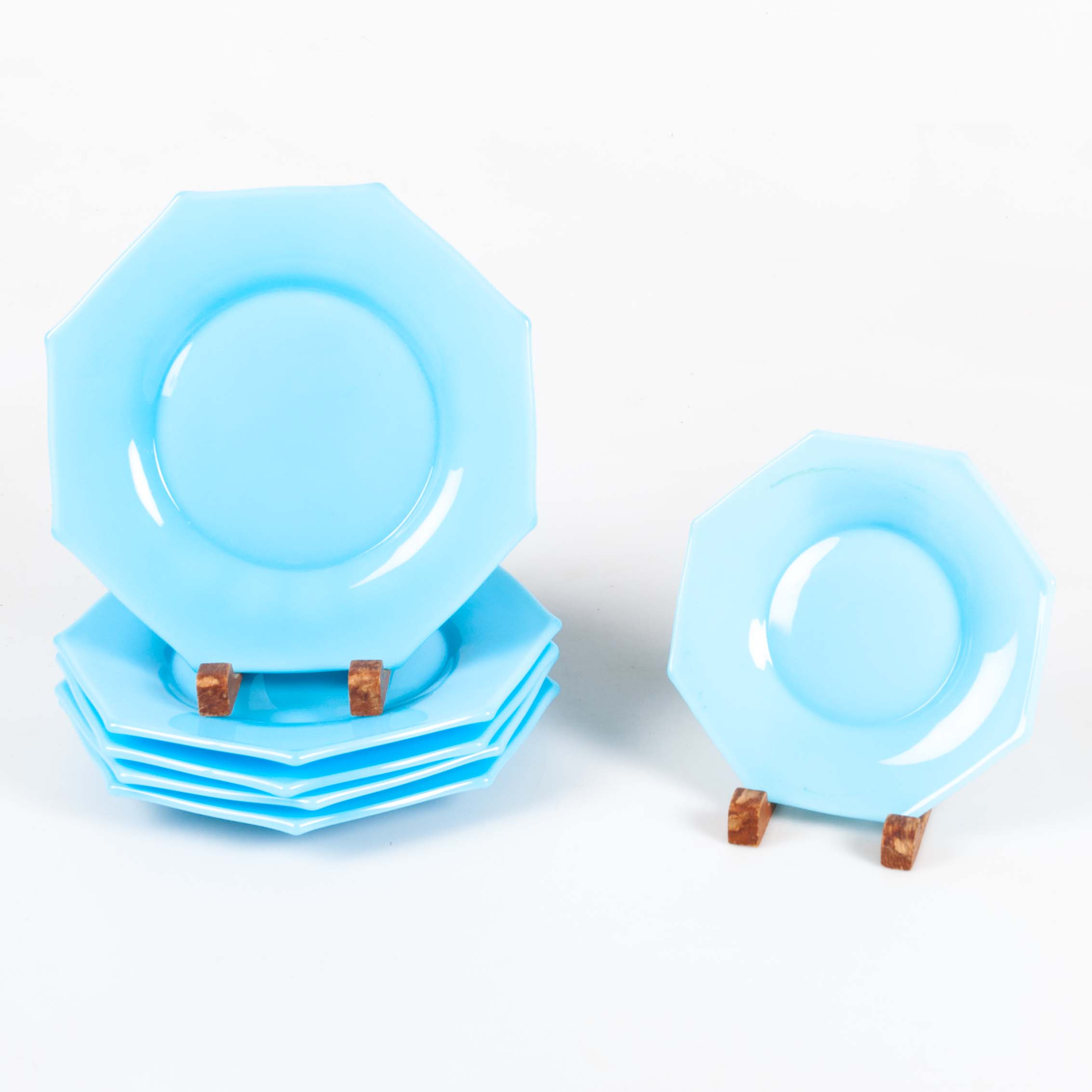 TALLRIKAR och ASSIETT. Nordiska Kompaniet, turkos glasmassa, 6 delar.