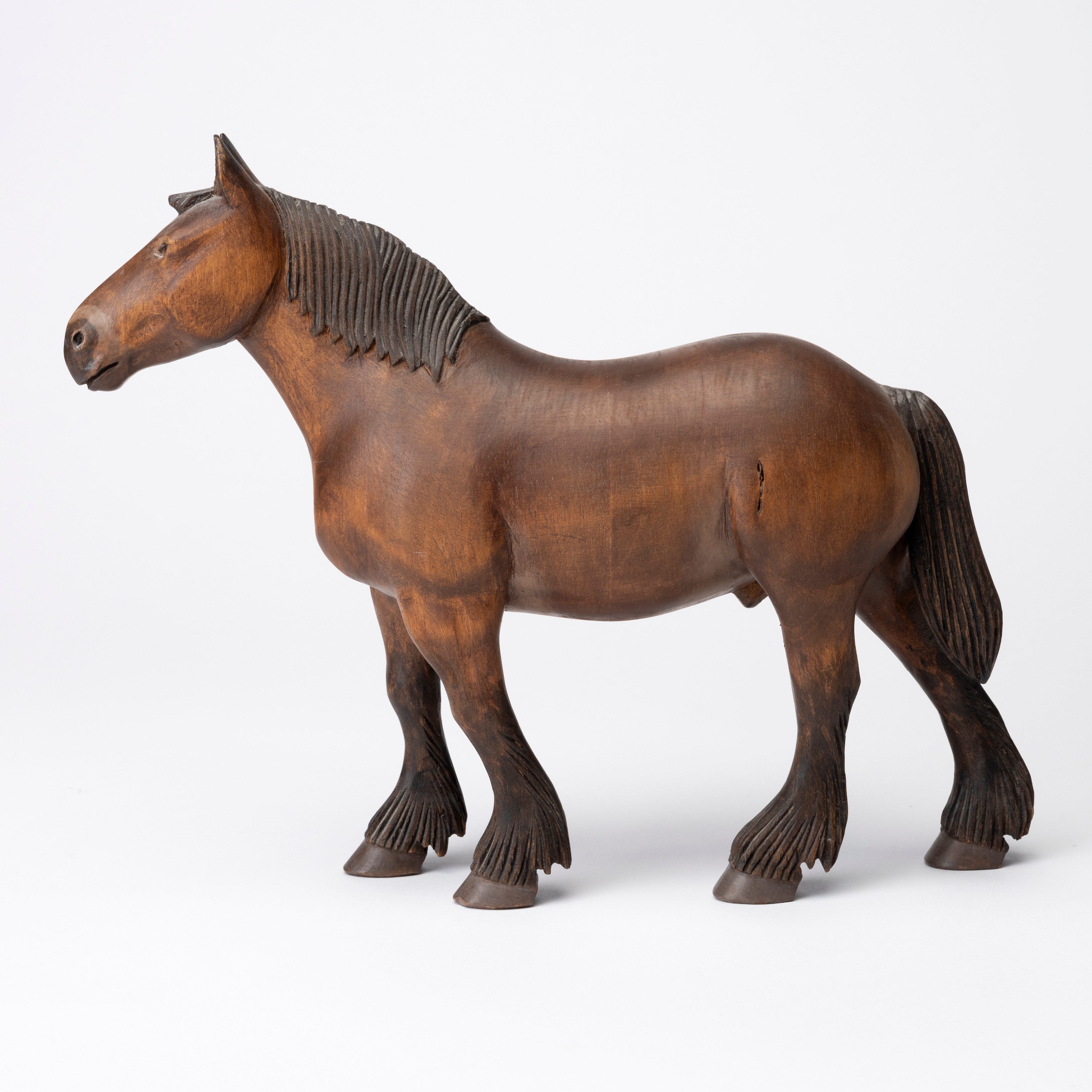 ERIK HALLQVIST. Skulptur, i form av häst, snidat trä, signerad EH, daterad 80.