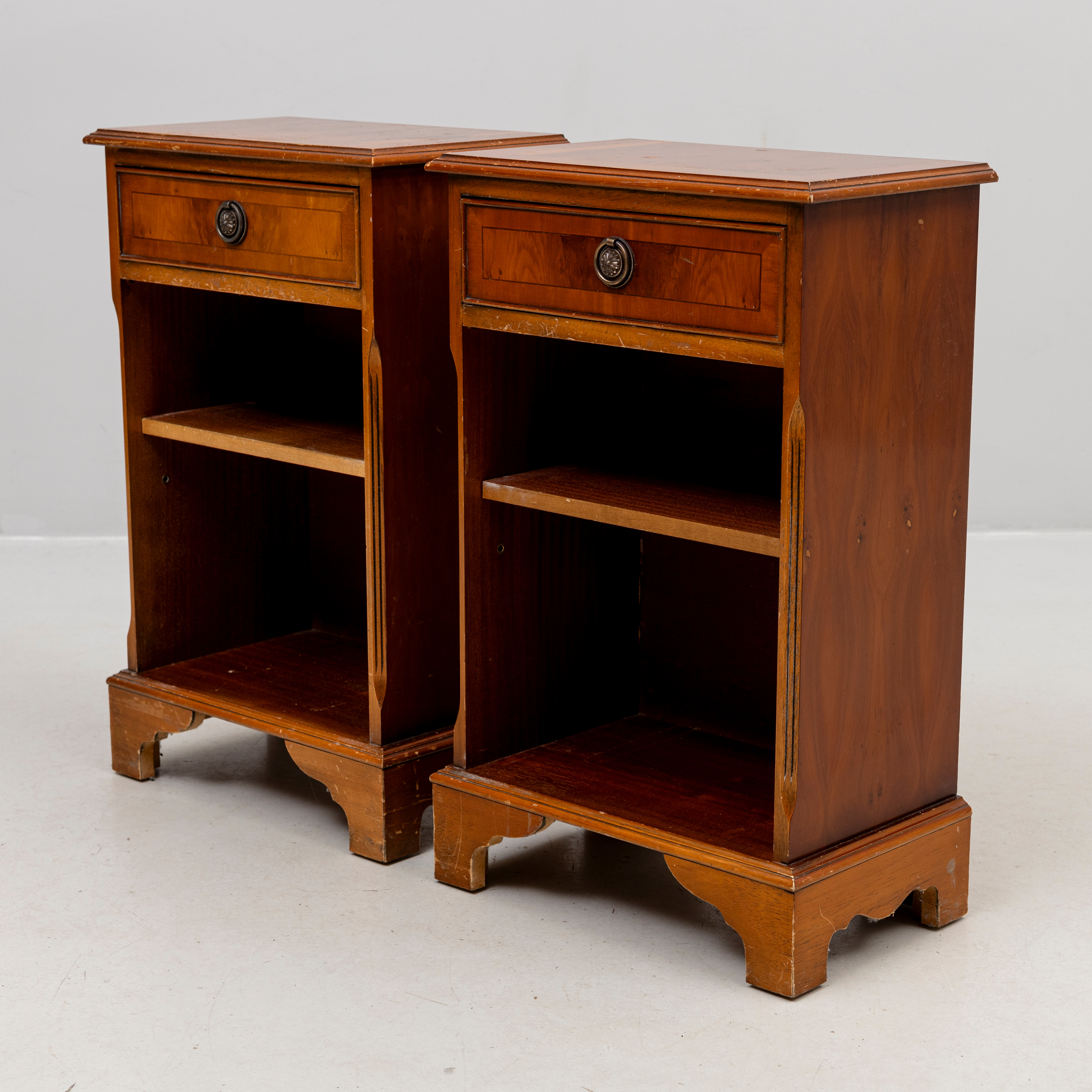 SÄNGBORD, ett par, delvis idegrans fanér. 1900-talets mitt.