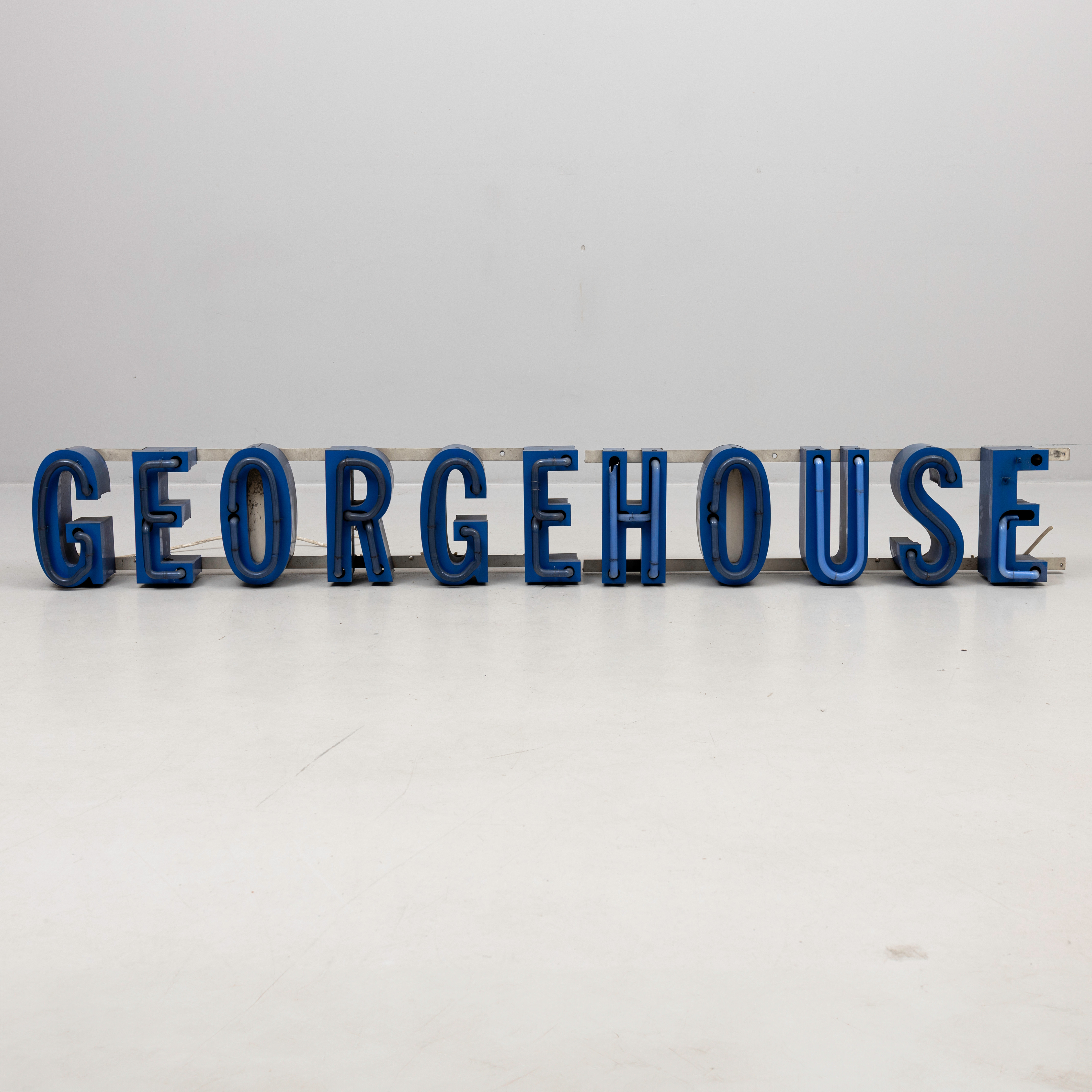 LJUSSKYLTAR, 2 st, blåmålad plåt, GEORGE HOUSE, 1900-talets andra hälft.