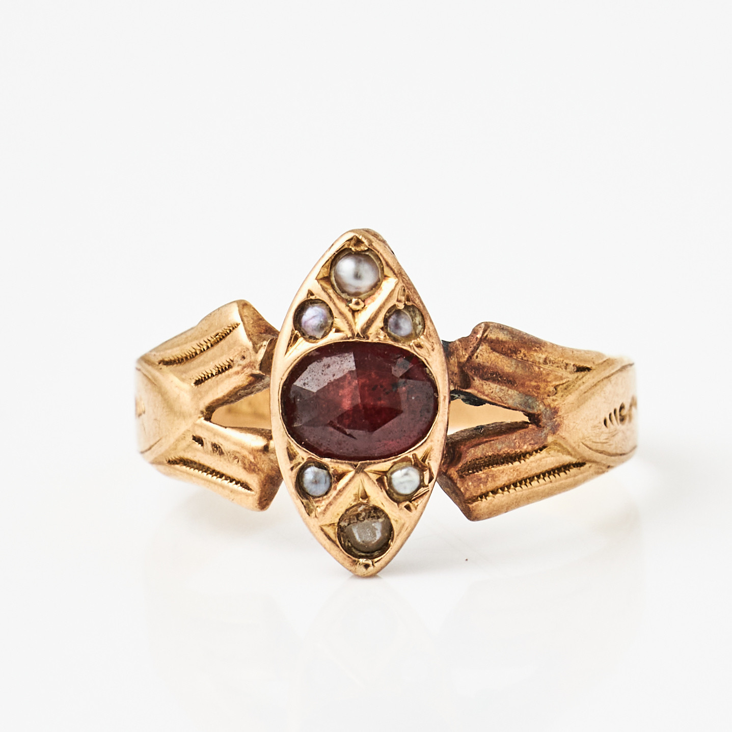 RING, 18 k guld, markisformad mittdel med dekor av oval och fasettslipad granat samt orientpärlor, utländska stämplar med svensk kontrollstämpel, 1800-talets senare del.